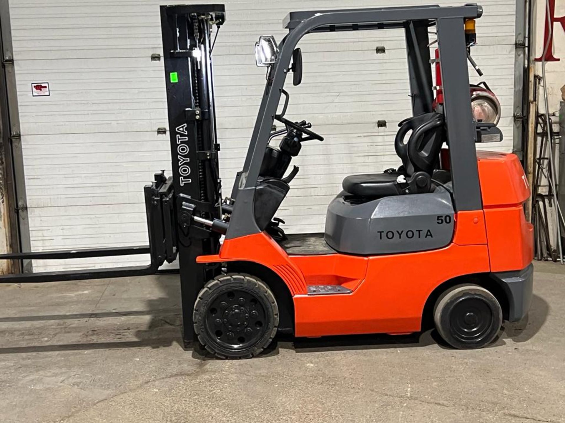 Toyota 5,000lbs Capacity LPG (Propane) Forklift with sideshift and 3-STAGE MAST (no propane tank