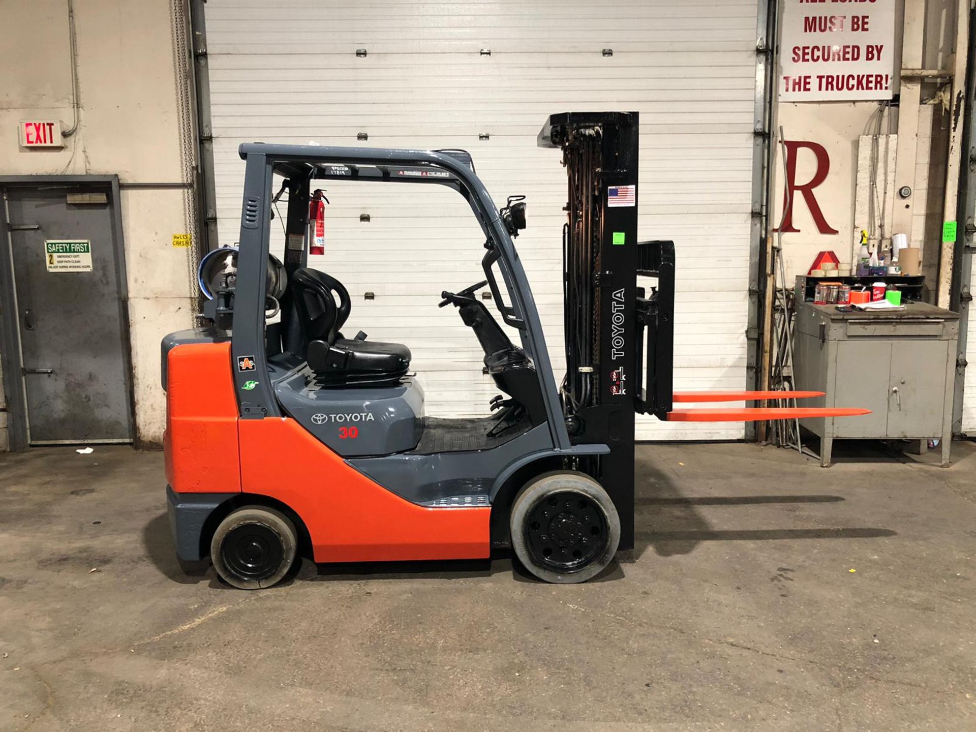 2012 Toyota 6,000lbs Capacity LPG (Propane) Forklift with sideshift and 3-STAGE MAST (no propane