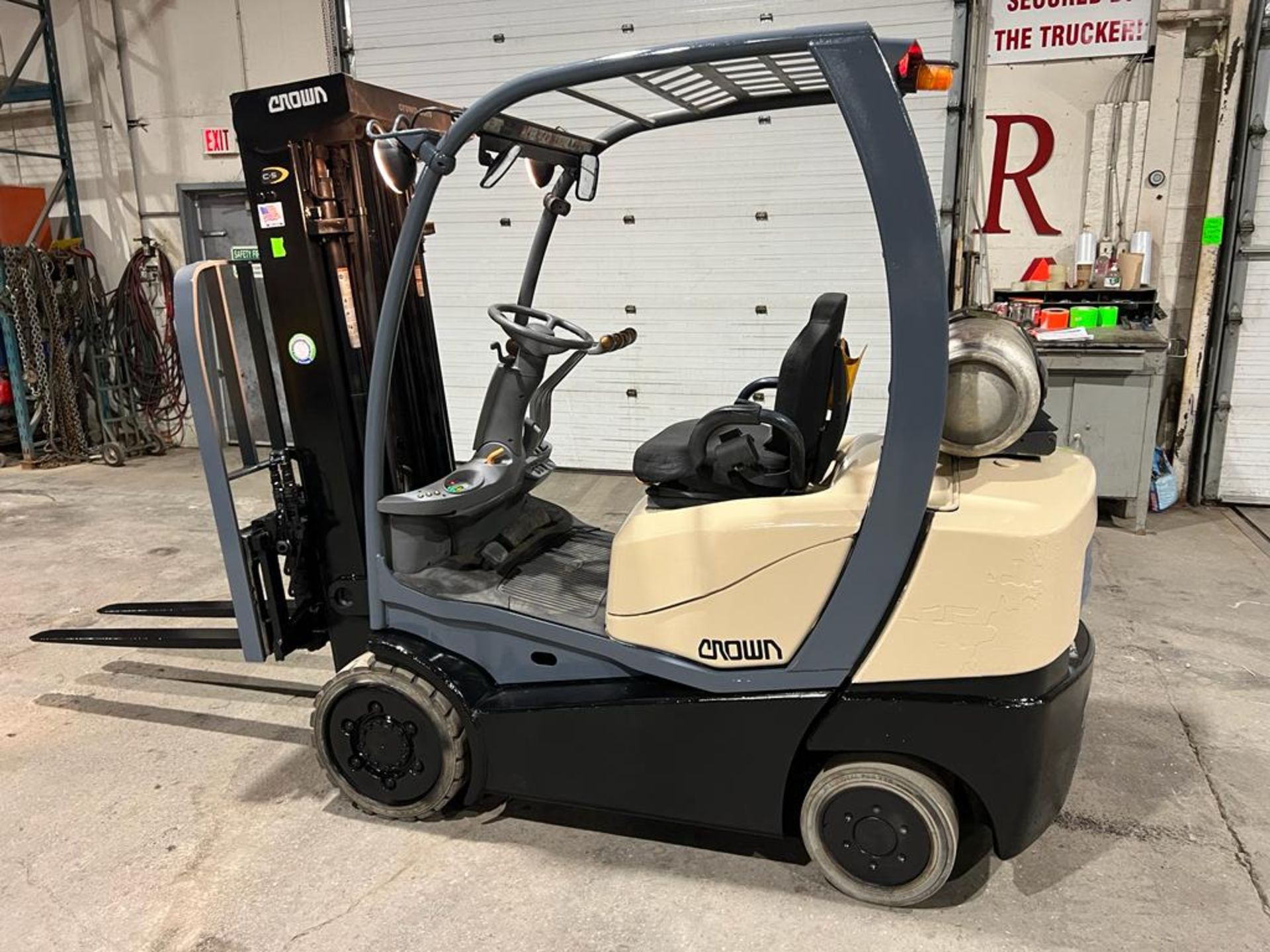 2016 Crown 5,000lbs Forklift LPG (propane) with Sideshift and 3-stage Mast with Low Hours (no