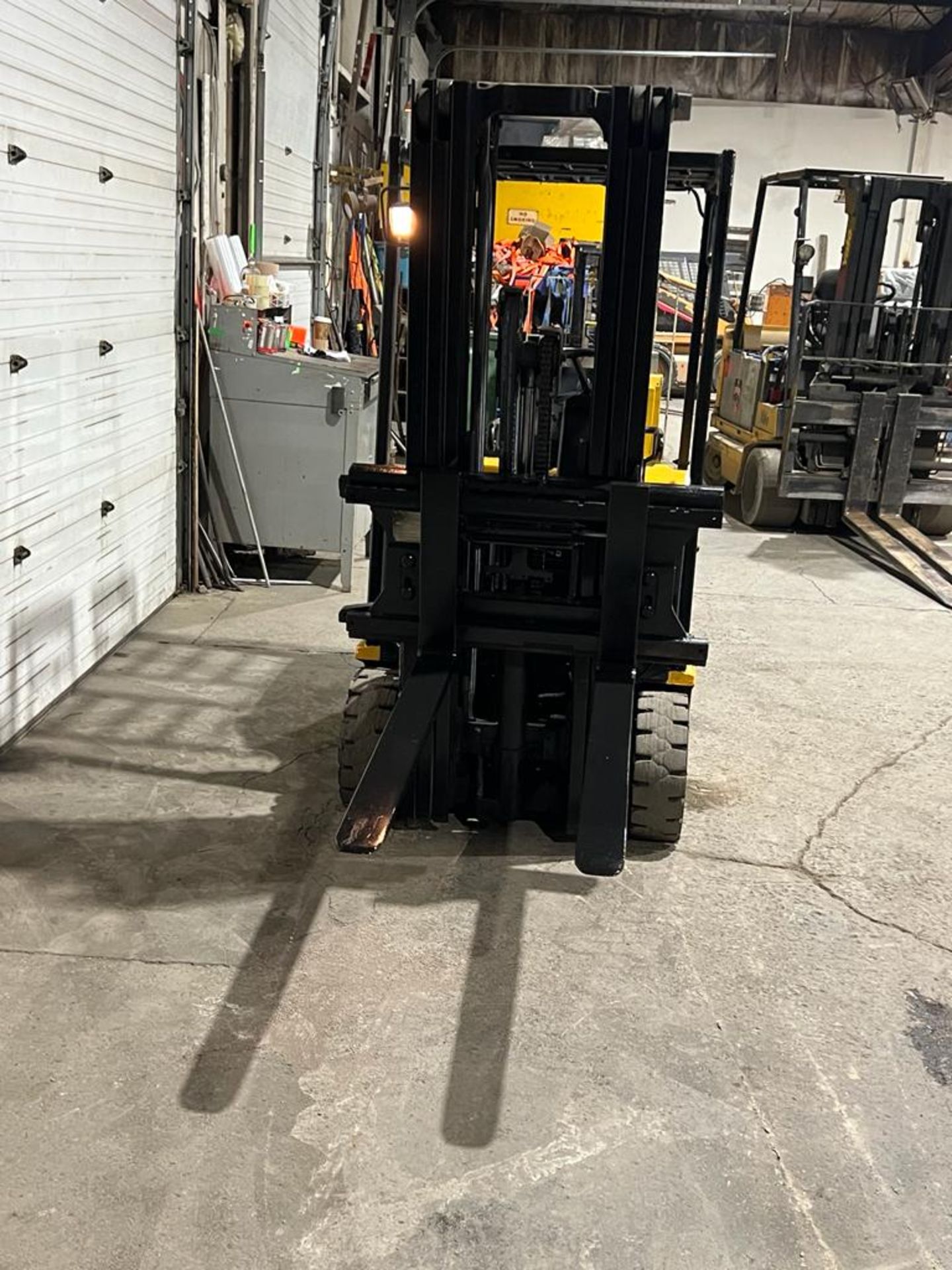 Yale 3,000lbs Capacity 3-Wheel Electric Forklift with sideshift and 3-STAGE MAST 36V - FREE CUSTOMS - Image 3 of 3