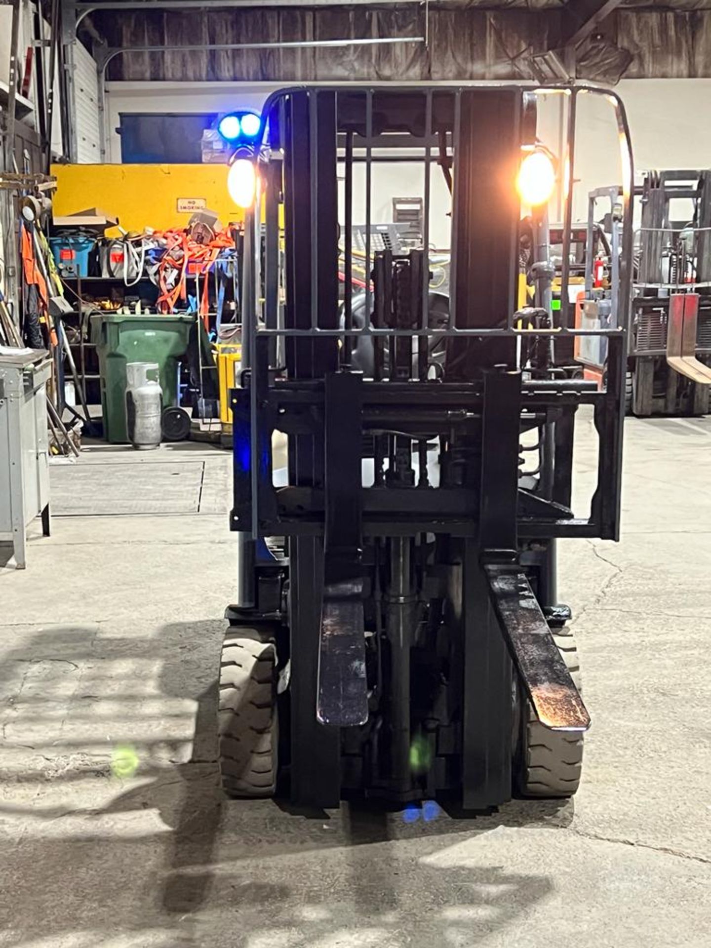 2016 Crown 5,000lbs Forklift LPG (propane) with Sideshift and 3-stage Mast with Low Hours (no - Image 2 of 5