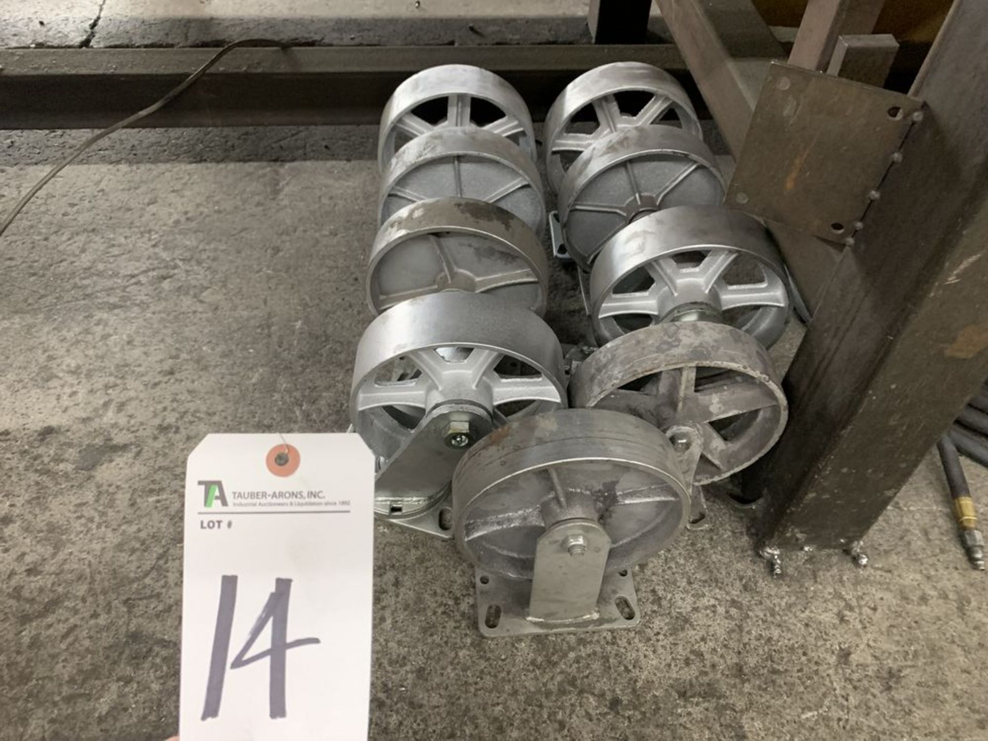 (Lot) (9) Casters