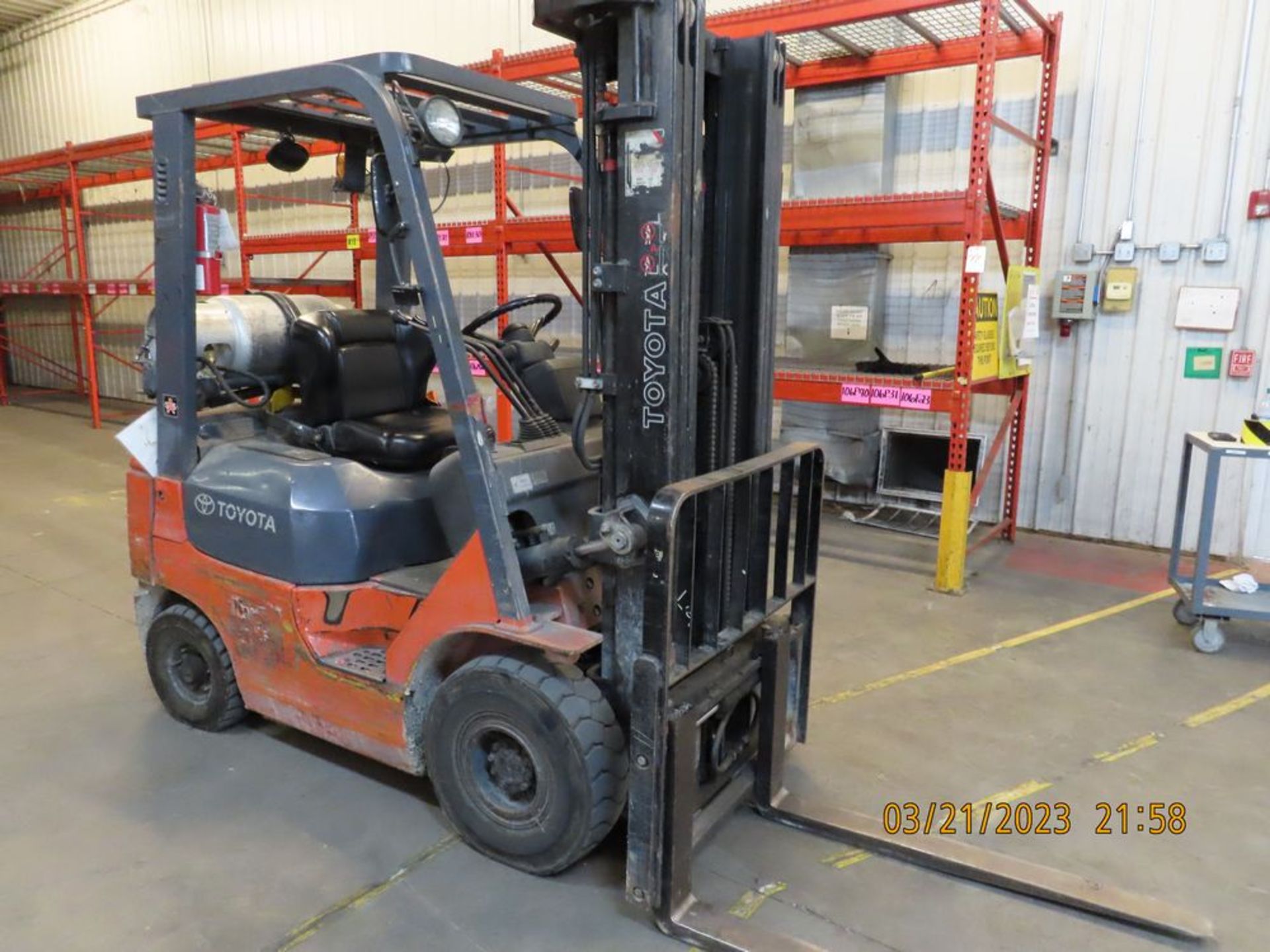 Toyota mod. 7FGU118, Forklift, 3,000lb. Cap. - Image 2 of 6