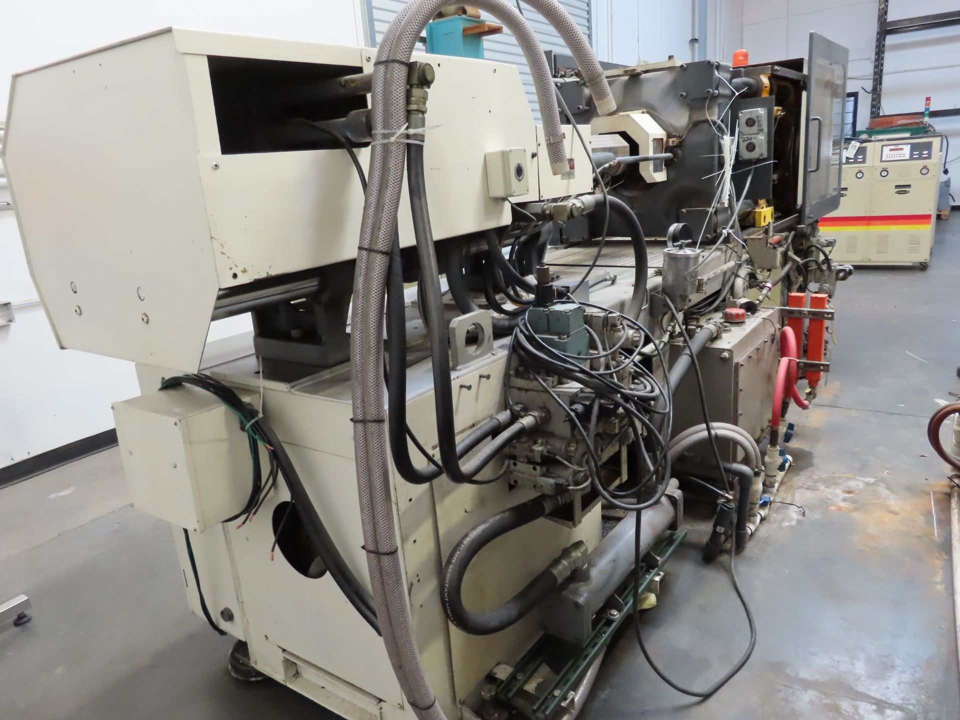 (1989) Toyo Plastar mod. TM-200G, 200 Ton x23.9 in³ Injection Molding Capacity Plastic Injection - Image 4 of 10