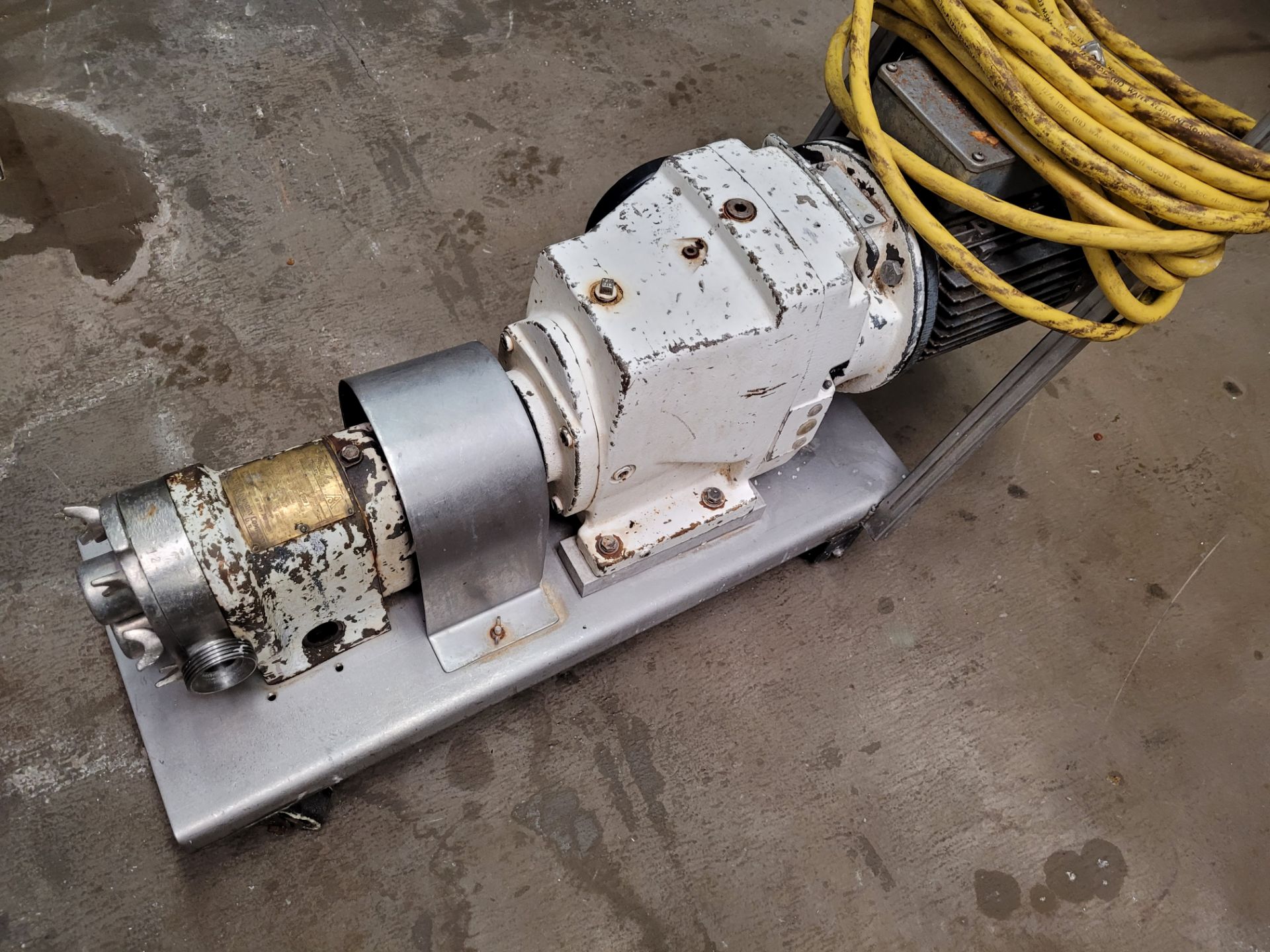 WAUKESHA 1.5 hp Positive Displacement Pump, Size 10, with Thread Type Inlet/Outlet, Mounted on S/S - Image 5 of 9