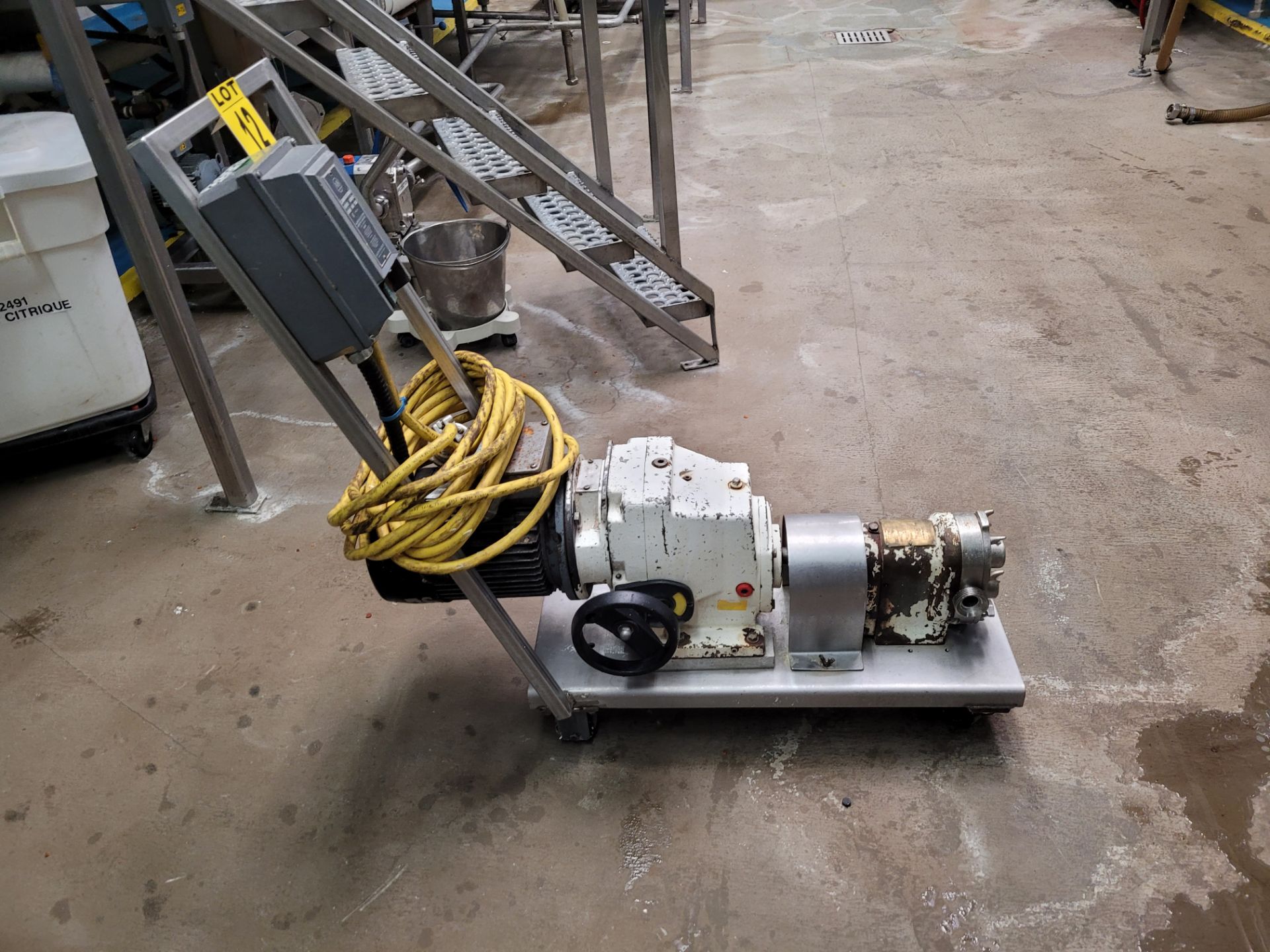 WAUKESHA 1.5 hp Positive Displacement Pump, Size 10, with Thread Type Inlet/Outlet, Mounted on S/S