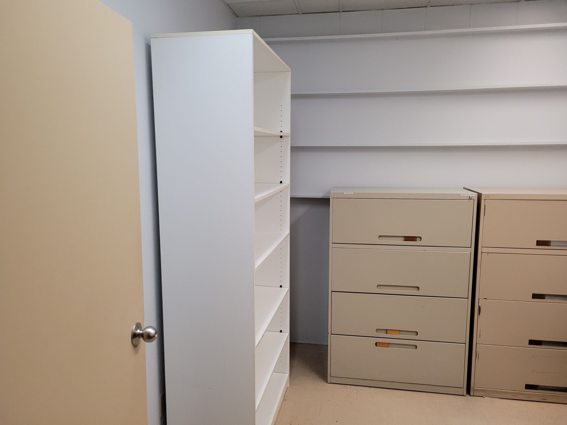 Lot of Office Furniture incl. furniture contents of (6) rooms incl. Executive offices and Conference - Image 25 of 28