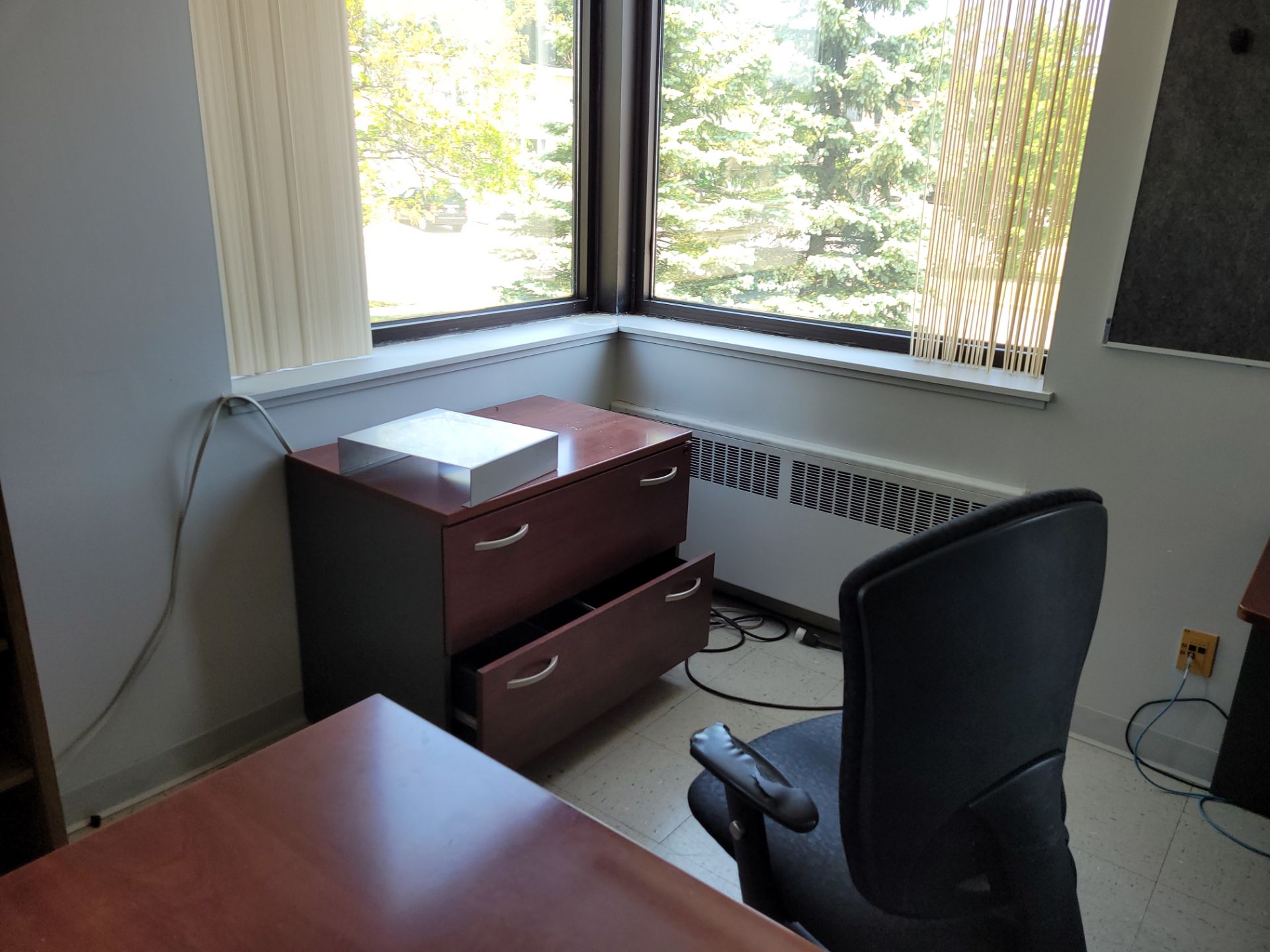 Lot of Office Furniture incl. furniture contents of (6) rooms incl. Executive offices and Conference - Image 14 of 28