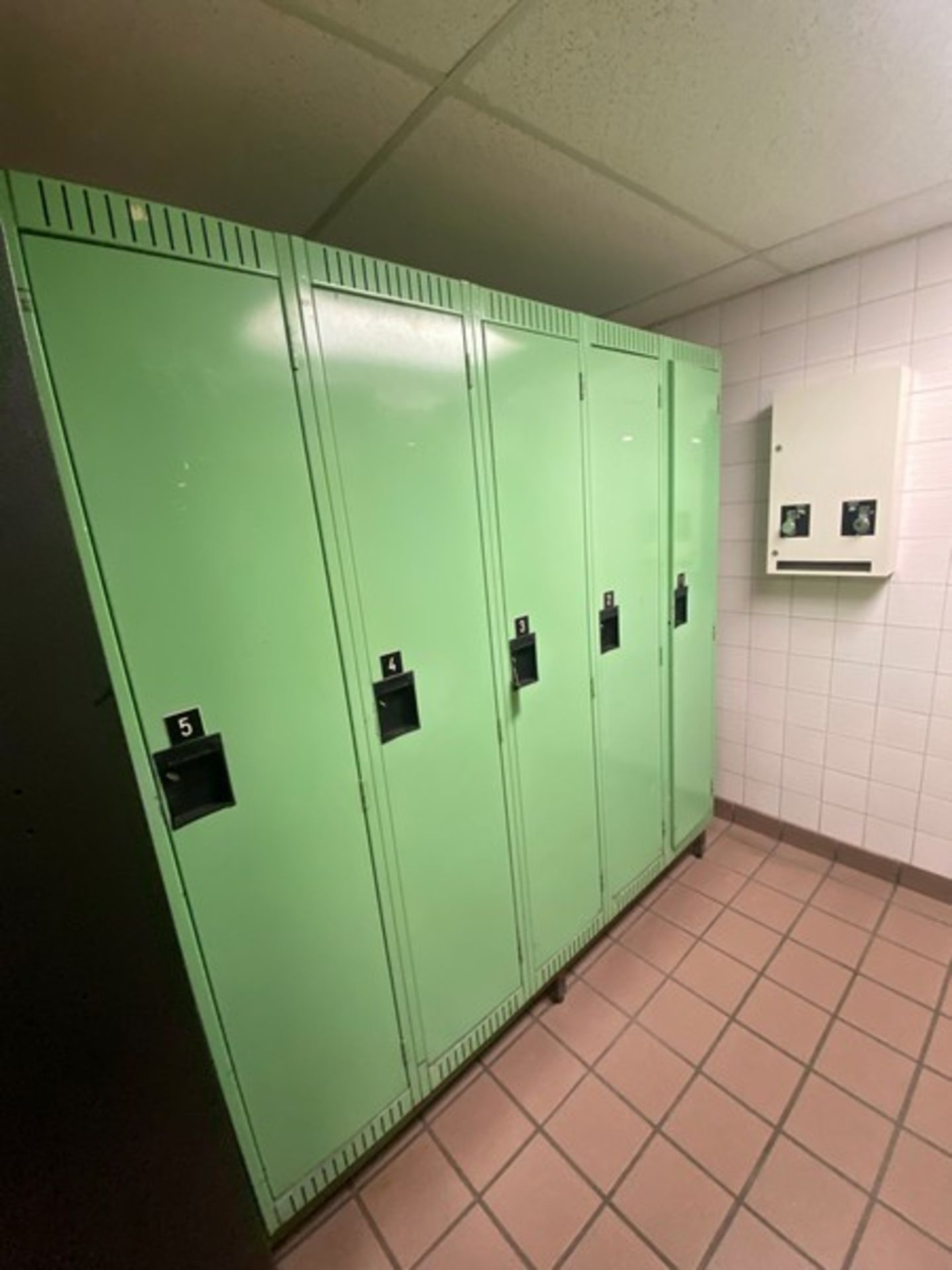 1-Section of Lockers, Includes (5) Lockers (LOCATED IN SAINT-LAMBERT, QC)