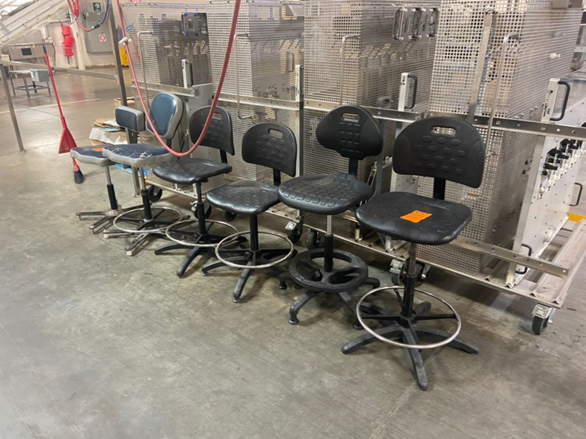 (6) Cushioned Operator Chairs, Adjustable Height (LOCATED IN SAINT-LAMBERT, QC)