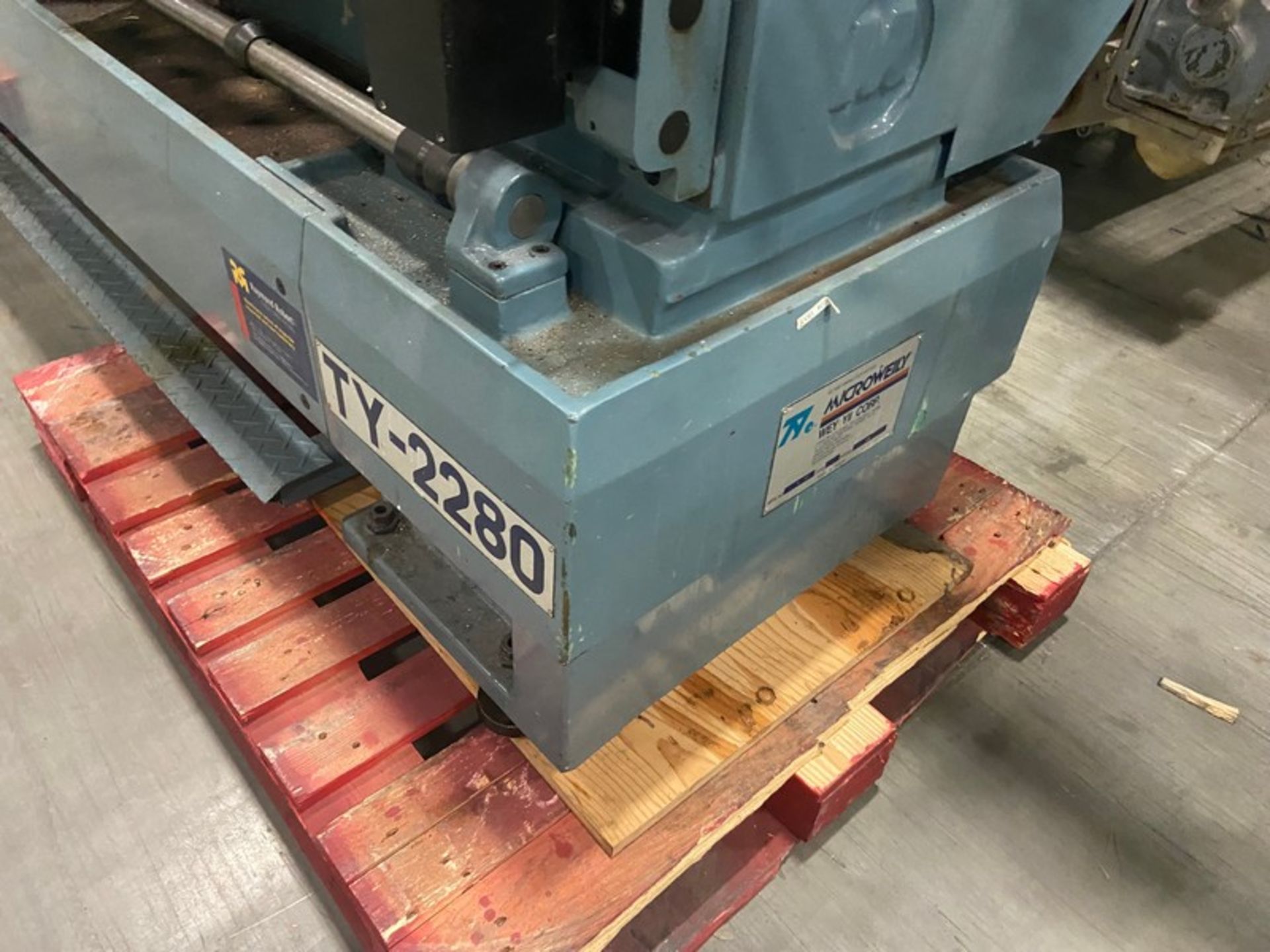 Microweily Lathe, M/N TY-2280, with Tooling Pallet of Tooling (LOCATED IN SAINT-LAMBERT, QC) - Image 7 of 10