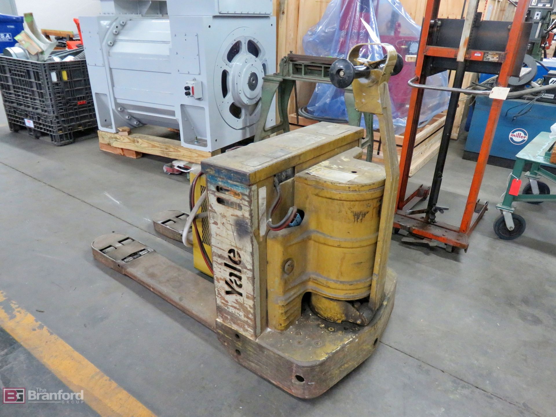 Yale MP050C2M2748 electric pallet jack, w/ 3YF6-450 charger - Image 2 of 5