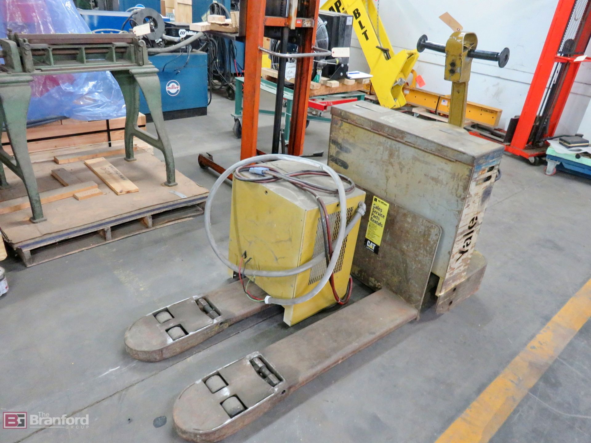 Yale MP050C2M2748 electric pallet jack, w/ 3YF6-450 charger