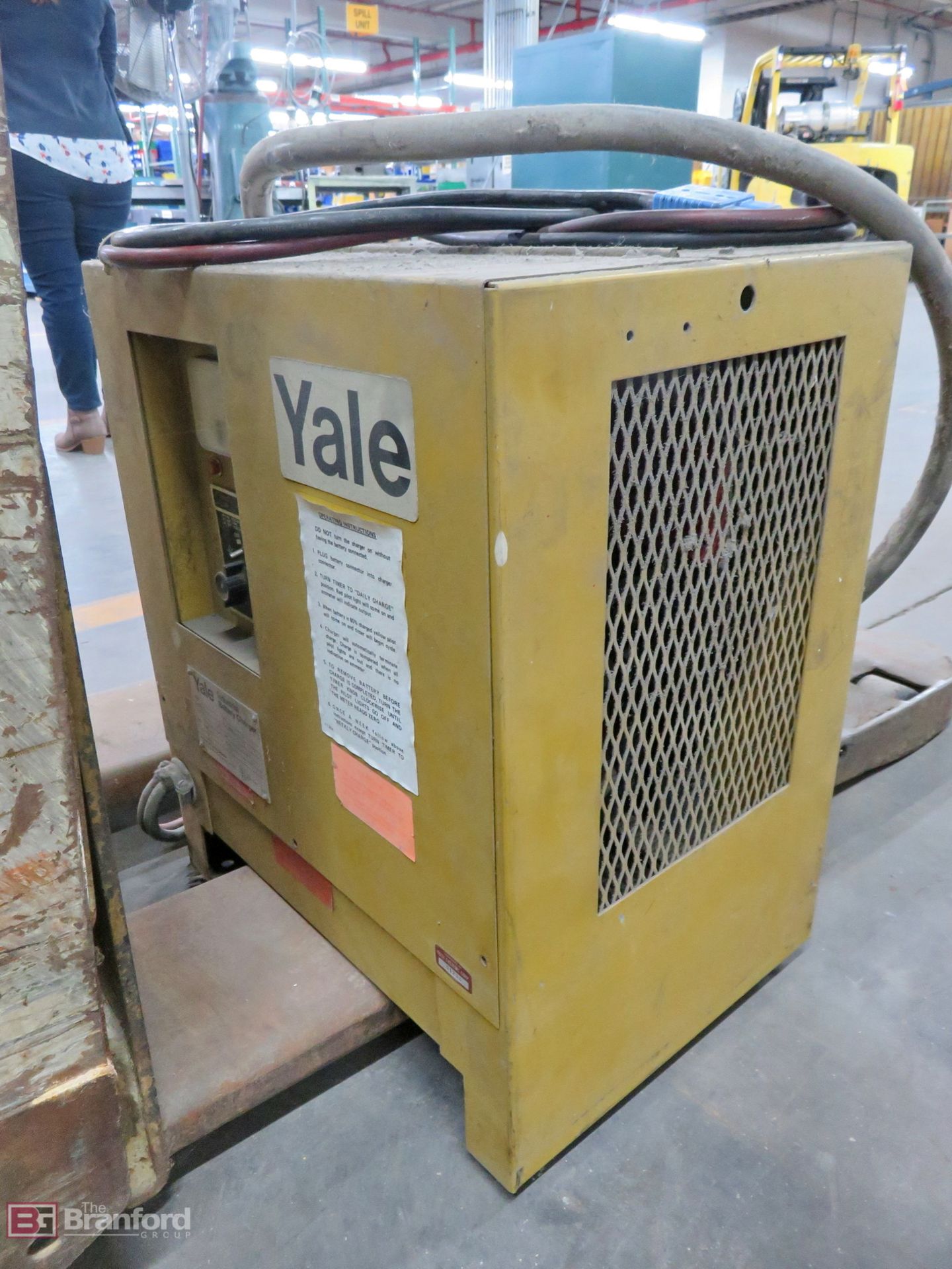 Yale MP050C2M2748 electric pallet jack, w/ 3YF6-450 charger - Image 3 of 5