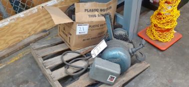 (1) Munch Chain Hoist w/ Pendant Controller