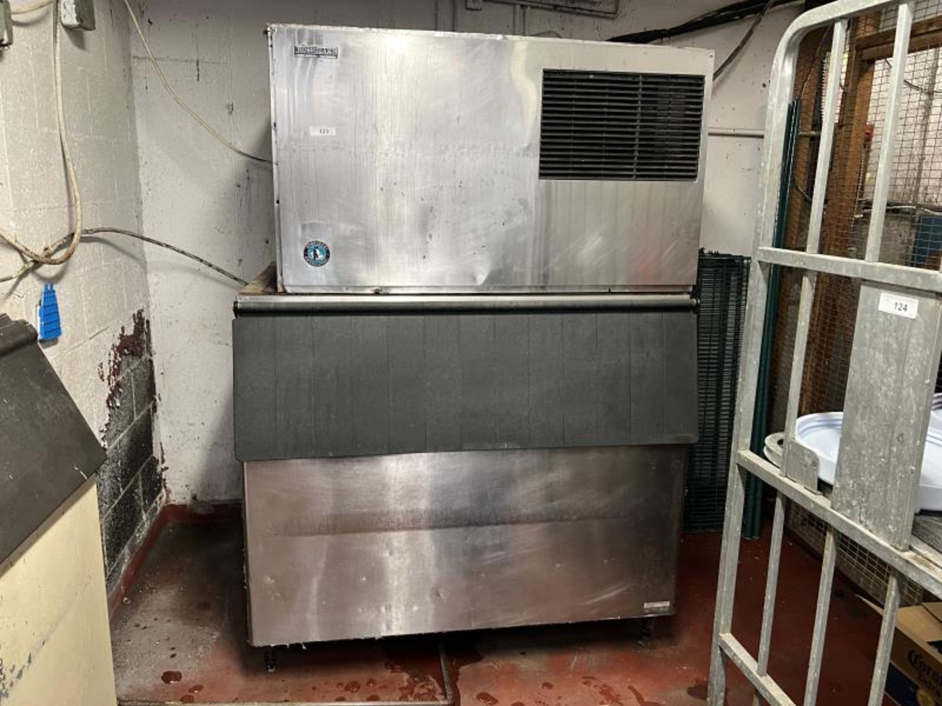 Hoshizaki Ice Maker, Working, M: KM-1200SRE in Basement Kitchen