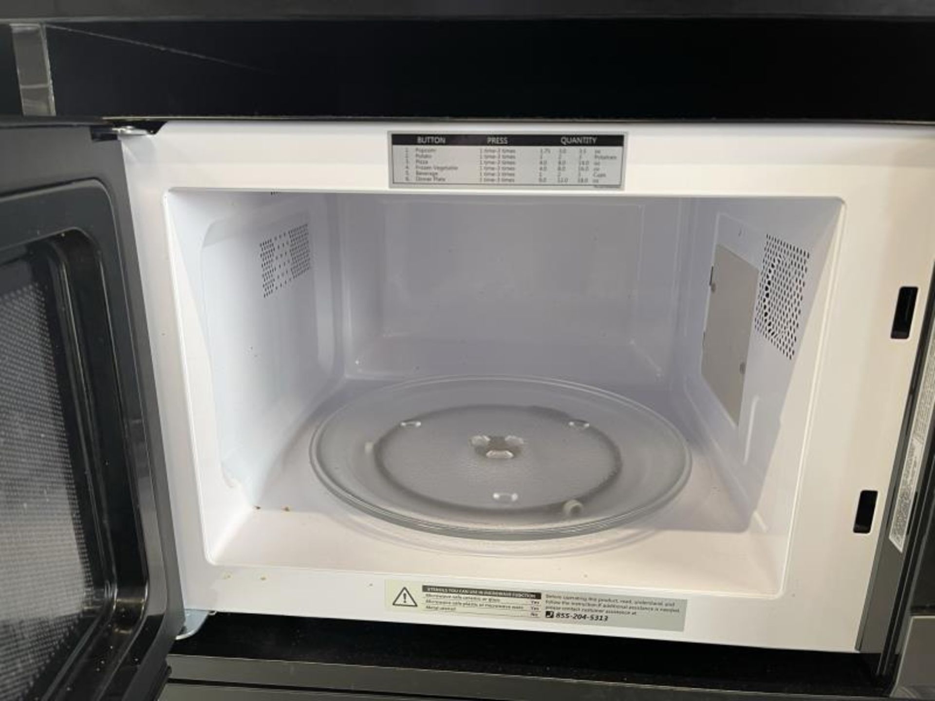 Toshiba Microwave - Image 2 of 2
