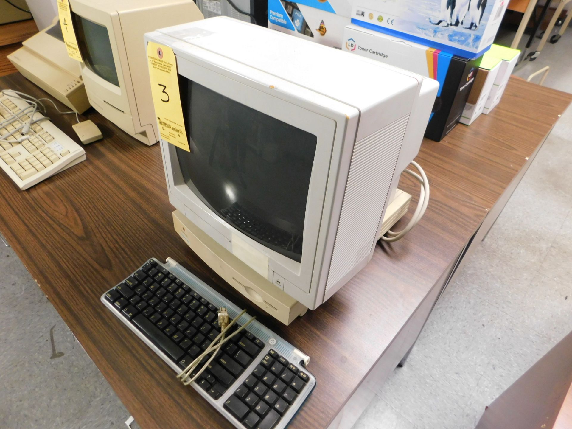 Macintosh Perforna 460, Model M9102LL/B with Apple Keyboard and Mouse