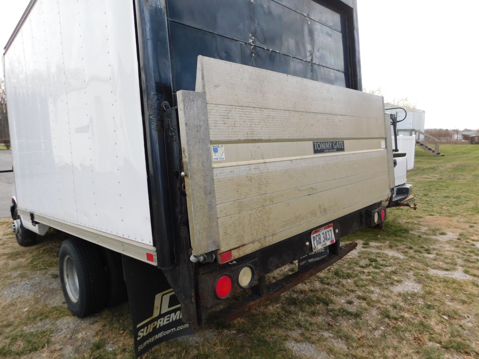 2007 Chevy Box Truck, 12' Box, Lift Gate, 150,626 Miles, VIN 1GBJG31C181134052 - Image 4 of 12