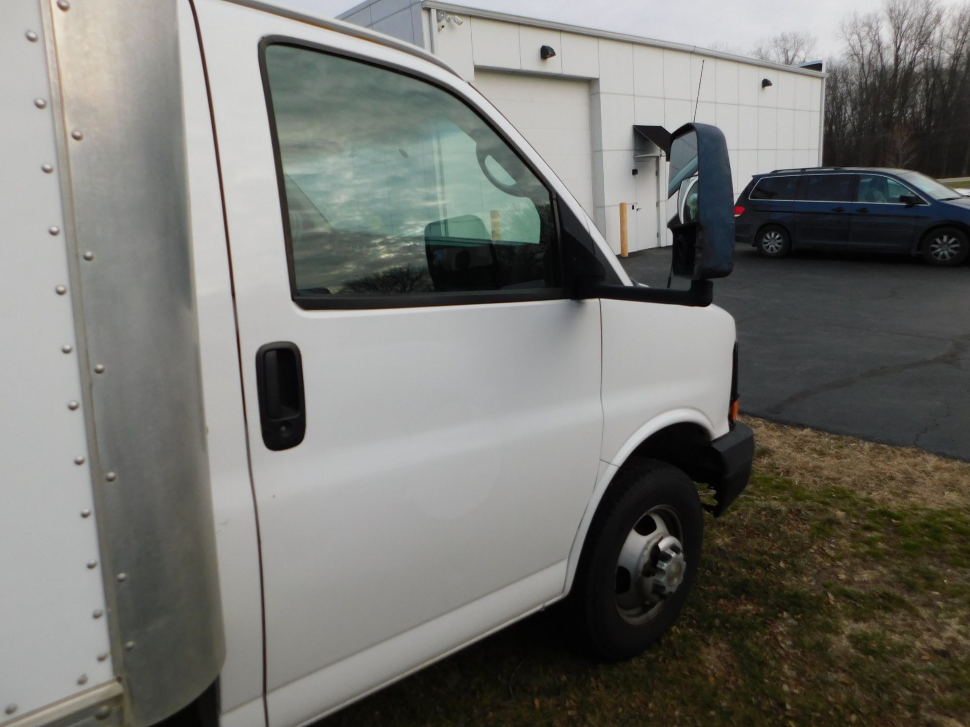 2007 Chevy Box Truck, 12' Box, Lift Gate, 150,626 Miles, VIN 1GBJG31C181134052 - Image 6 of 12