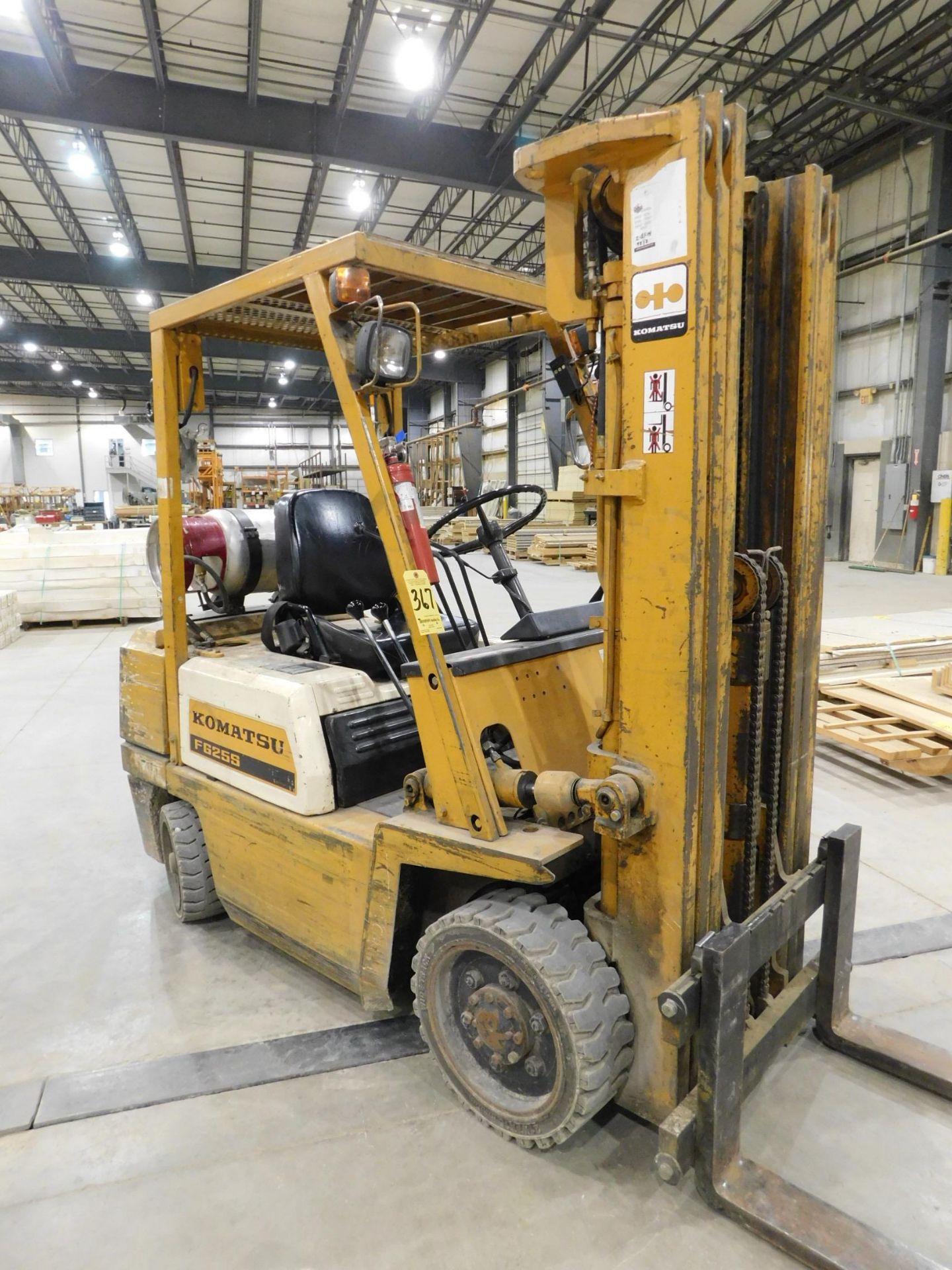 Komatsu Model FG25S-4 Fork Lift, s/n 171908, 4,480 Lb. Capacity, LP, Hard Tire, 3-Stage Mast, 4' - Image 2 of 24