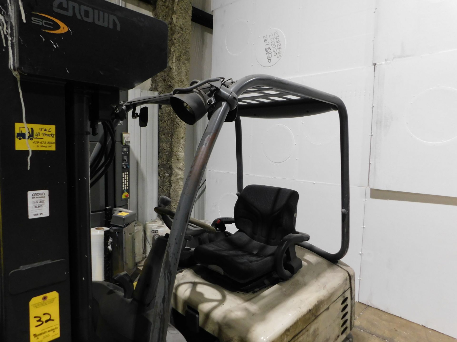 Crown Ride-on Electric Forklift, Model SC4040-40 with Model 35D-CFS-12A Fork Clamp, 3-Stage Mast, - Image 12 of 14