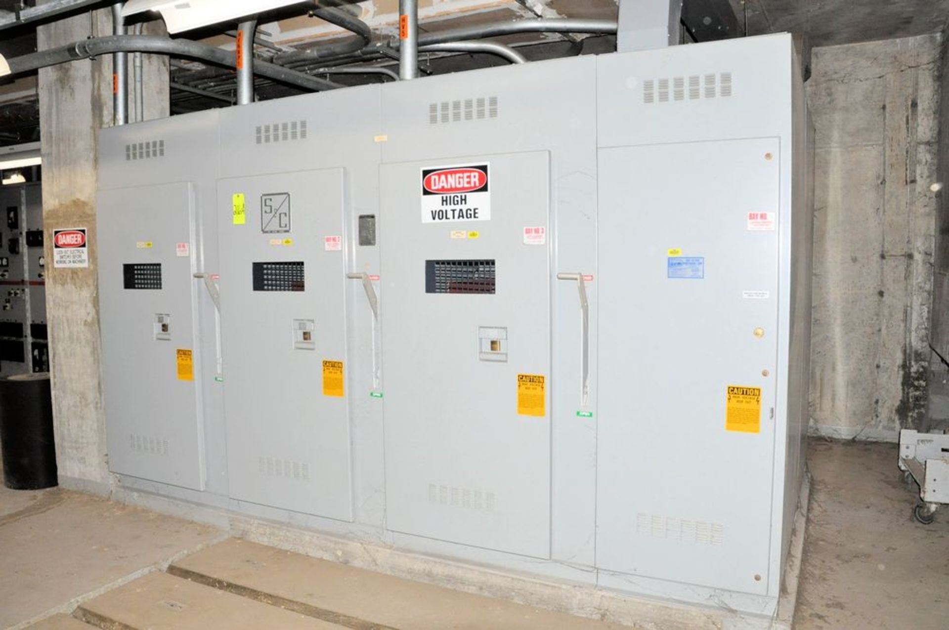 S&C Electric Cat. No. CD-543732, Metal Enclosed Switchgear, (1983), (3) Main Disconnects, (P122