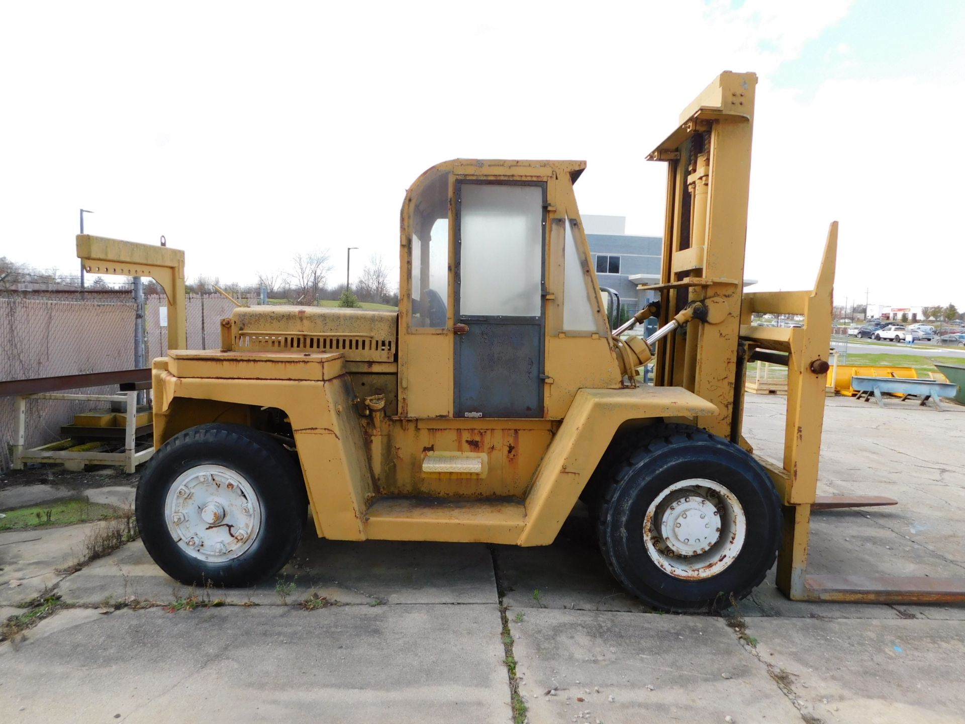 Clark Yard Fork Lift, s/n CHY-2008-15-923-268, 25,000 Lb. Capacity, Gasoline, Pneumatic Tires, - Image 4 of 22
