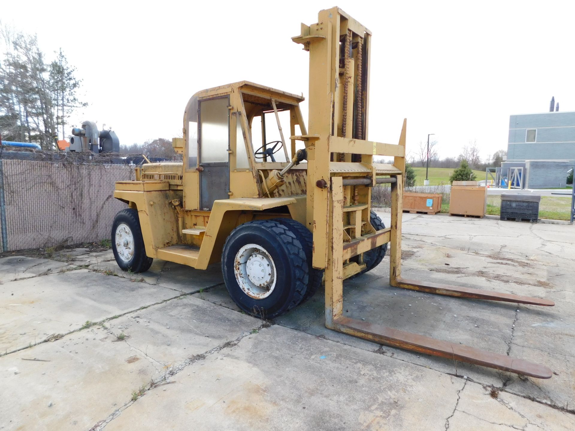Clark Yard Fork Lift, s/n CHY-2008-15-923-268, 25,000 Lb. Capacity, Gasoline, Pneumatic Tires, - Image 3 of 22