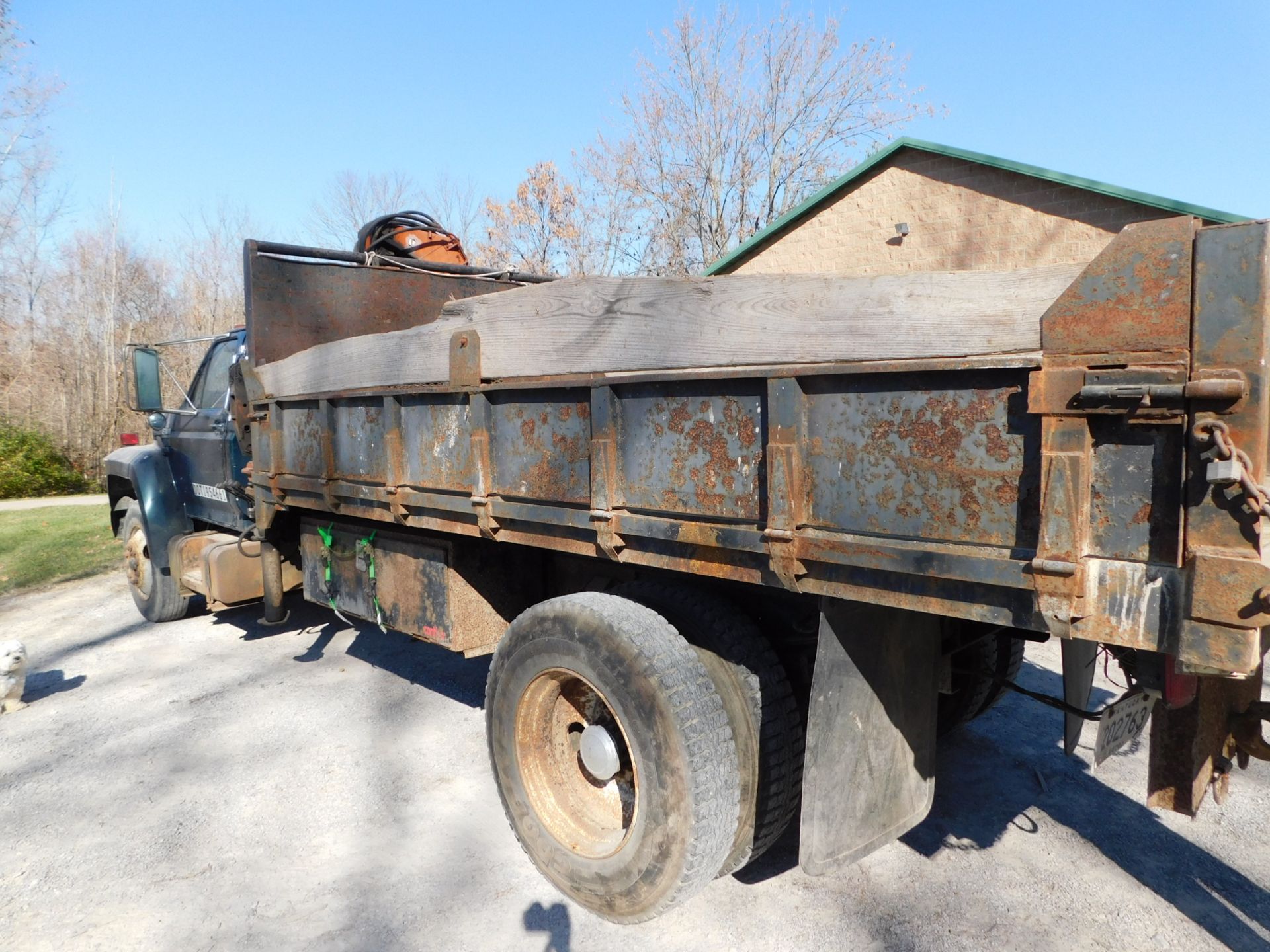 1993 Ford F700 Single Axle Boom Lift Truck, VIN 1FDNK74C0PVA27527, 5-Speed Manual Trasnsmission, - Image 9 of 33