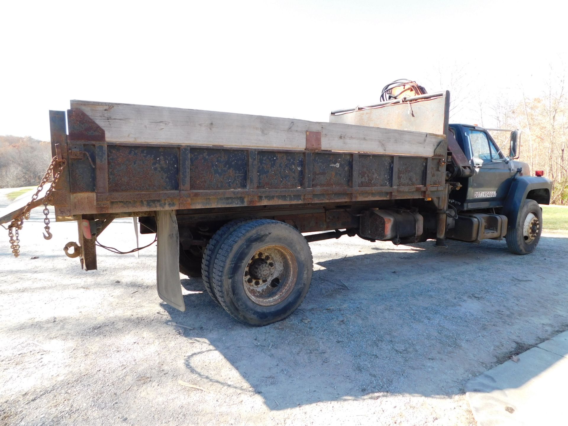 1993 Ford F700 Single Axle Boom Lift Truck, VIN 1FDNK74C0PVA27527, 5-Speed Manual Trasnsmission, - Image 7 of 33