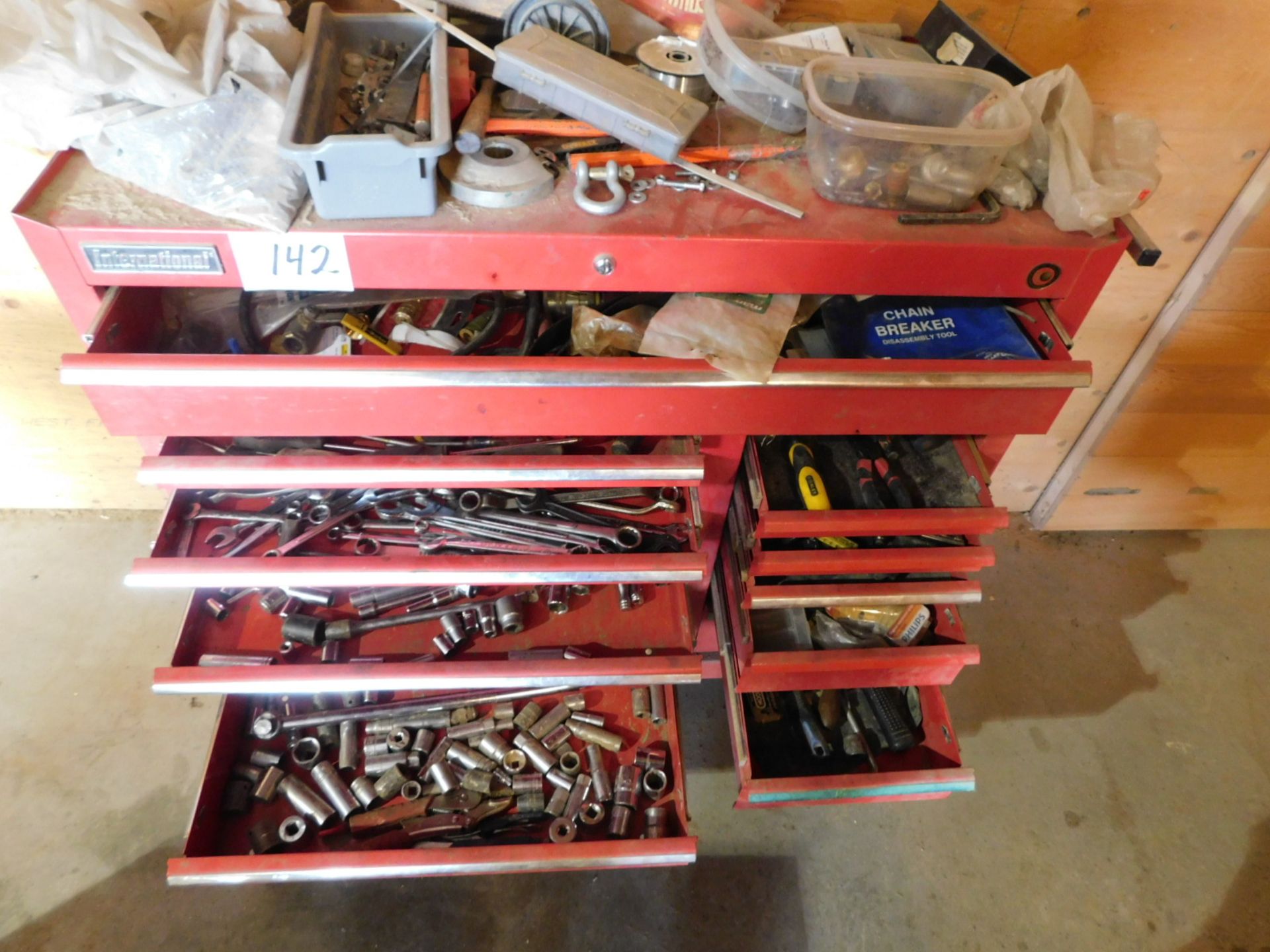 INTERNATIONAL TOOL CHEST W/ CONTENTS: AIR FITTINGS, SCREW DRIVERS, WRENCHES, SOCKETS - Image 2 of 2