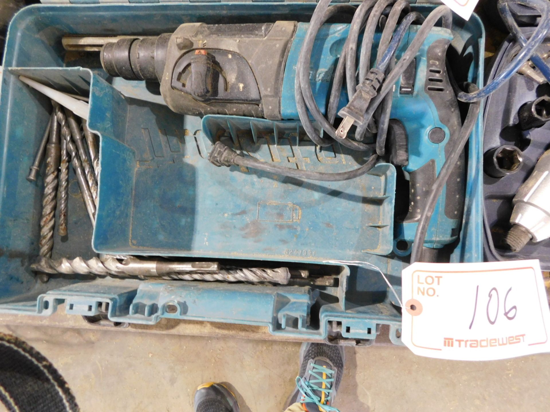 MAKITA 15/16 CONCRETE DRILL, MODEL HR2470F