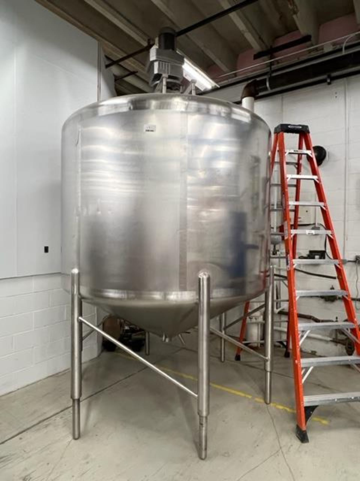 Asset 131 - Tank apprx. 1500 gallon Stainless steel with sweep agitator