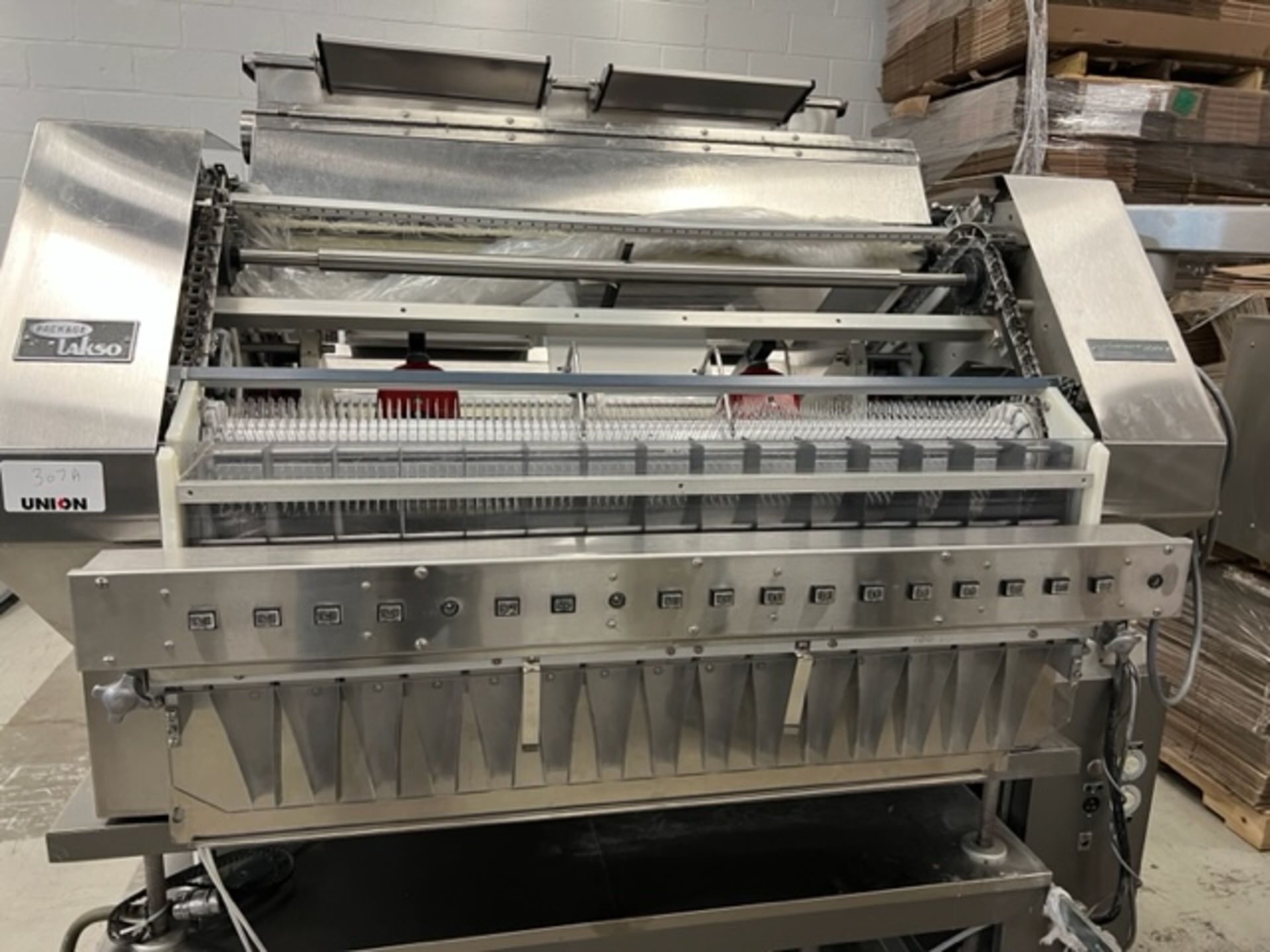 Asset 307 - Lakso Reformer 990 Slat Counter with 6" wide x 19-ft flat top chain conveyor with timing - Image 3 of 13