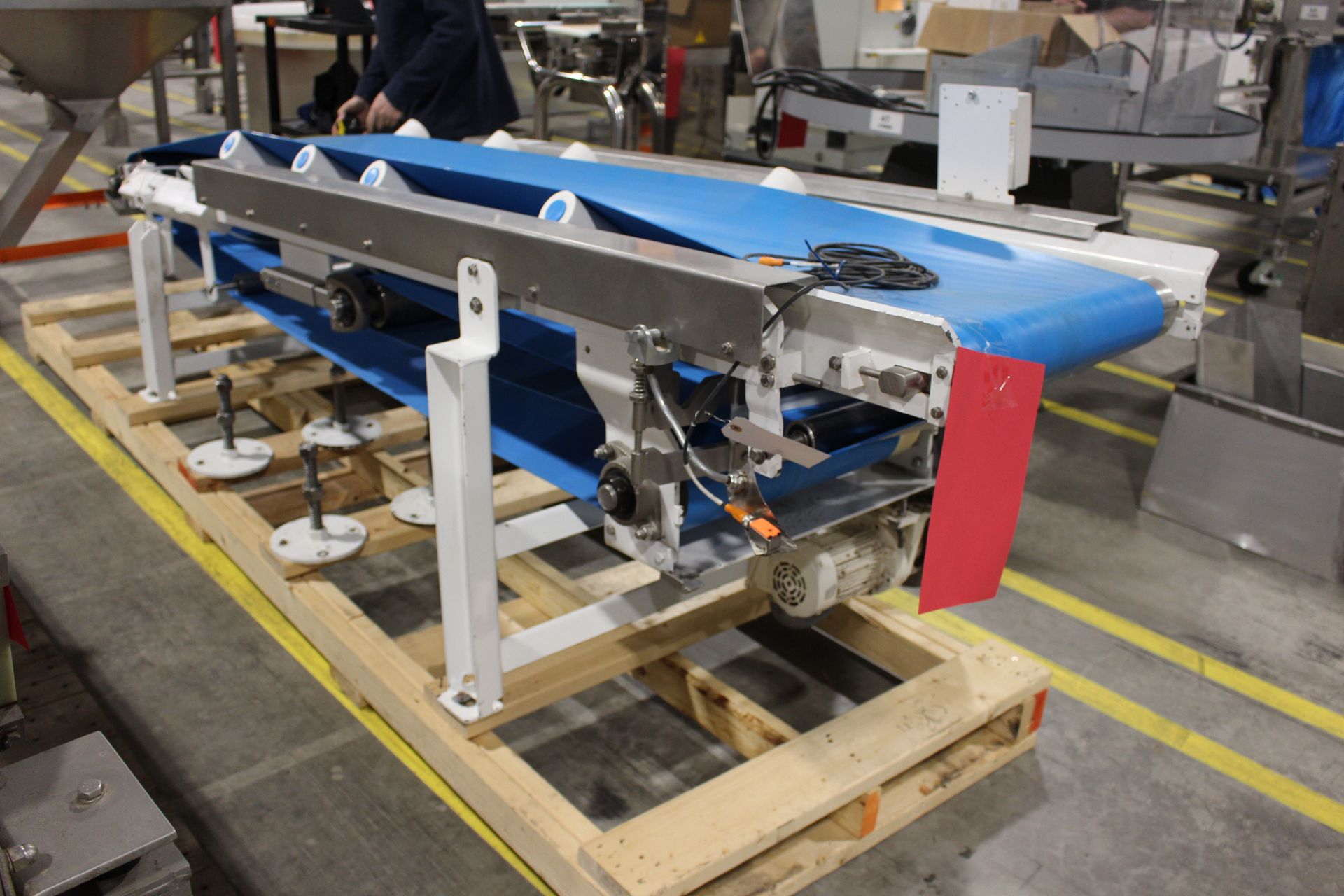 Asset 46 - Smalley 18" wide x 9-ft long Conveyor serial#24043-02 built 2016 - bed is tapered to - Image 3 of 4