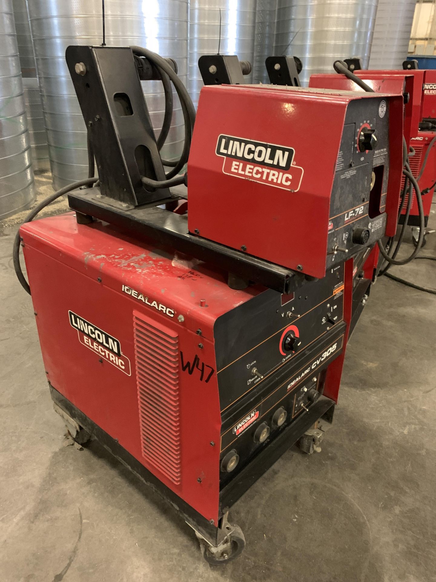 LINCOLN Idealarc CV305 Mig Welder w/ LF-72 Wire Feeder on Cart