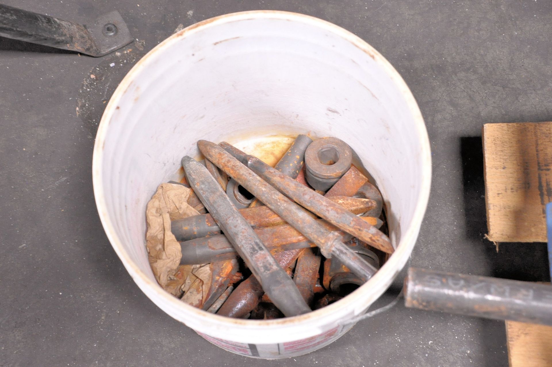 Lot-Jack Hammer Chisel Points in (2) Pans and (1) Pail, with Air Fittings in (1) Box on (1) Pallet - Image 3 of 4