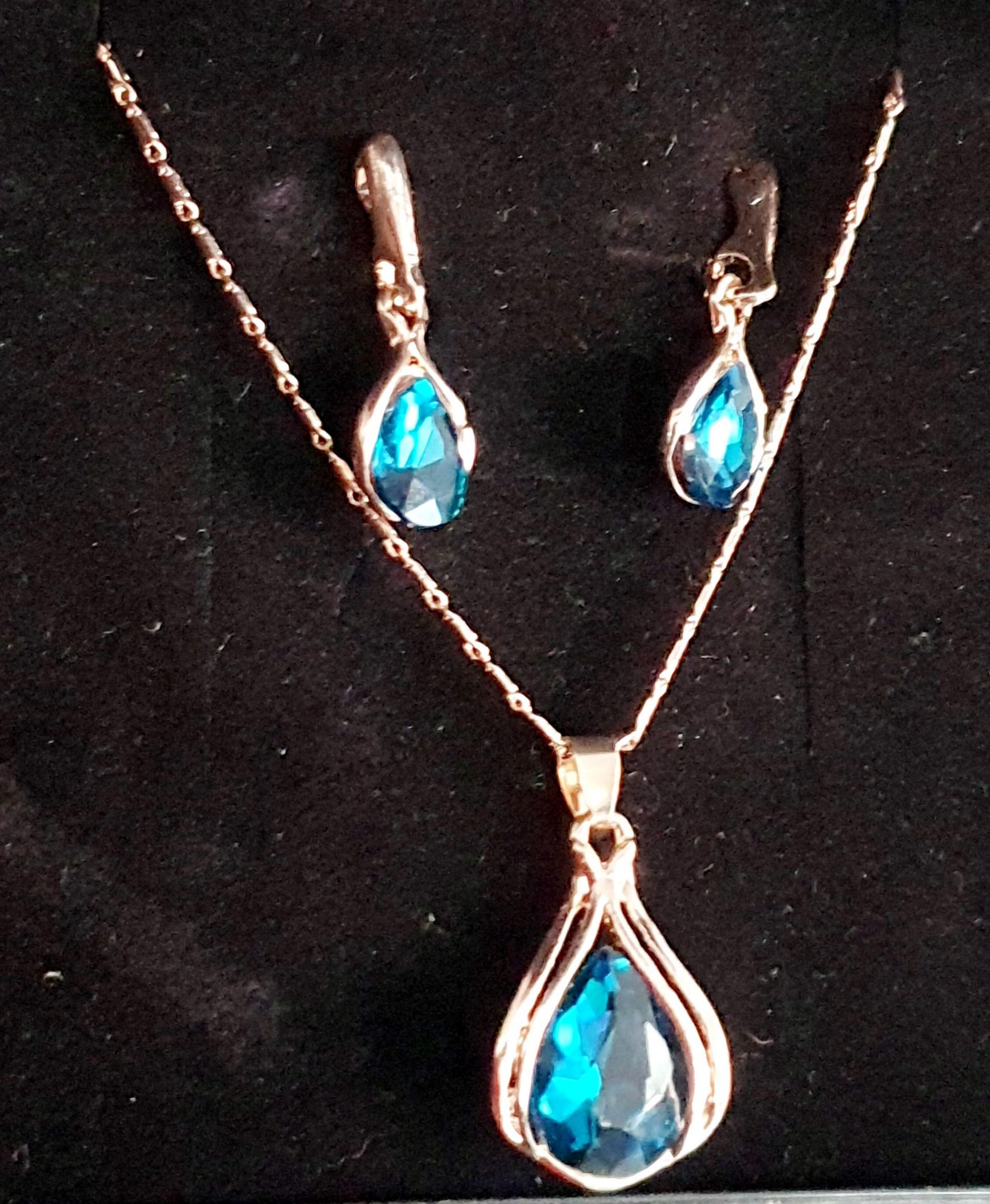 Beautiful pendant on chain with matching earrings set
