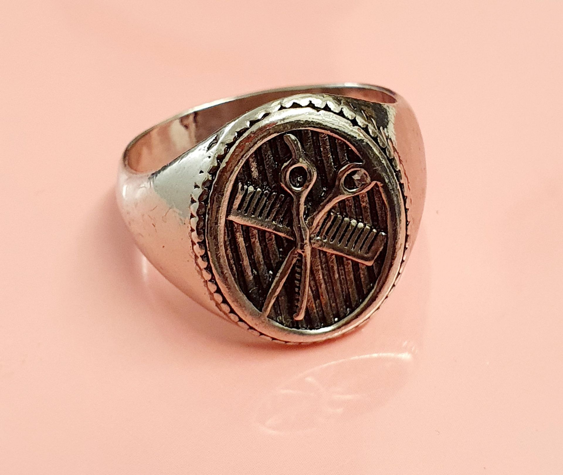 Scissor and comb design ring