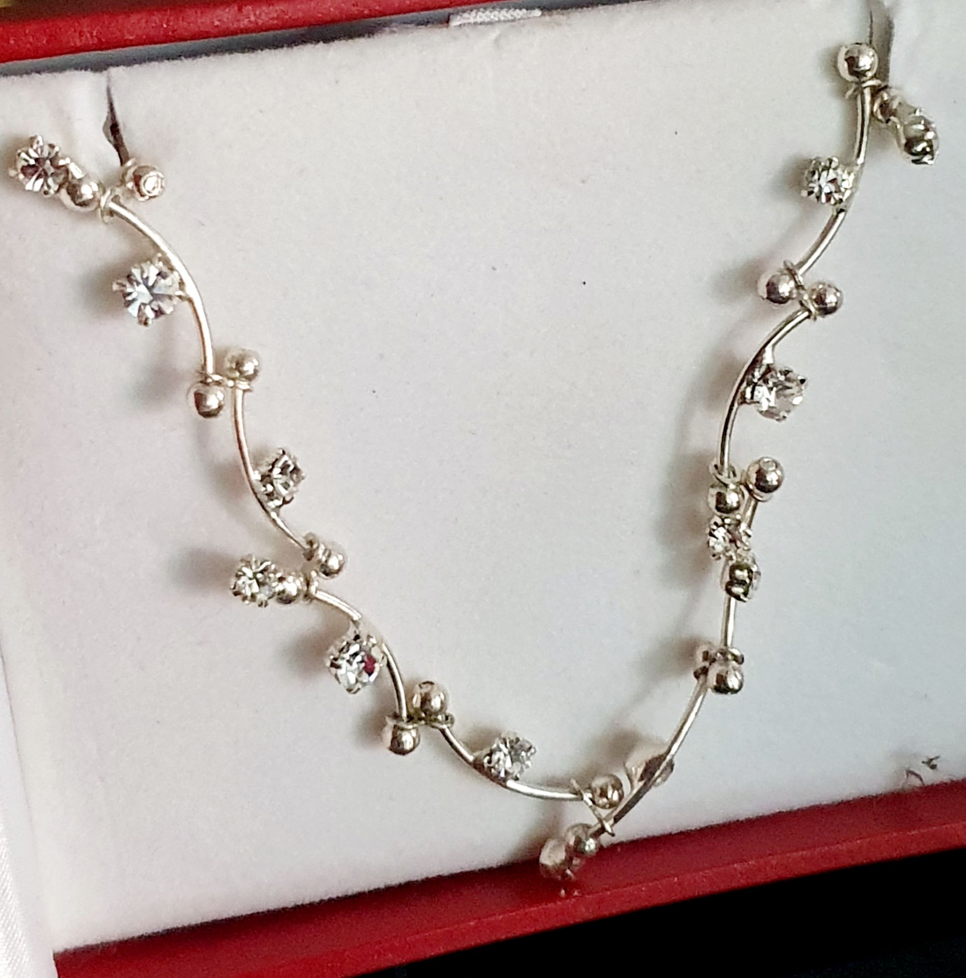 Beautiful diamante choker style necklace