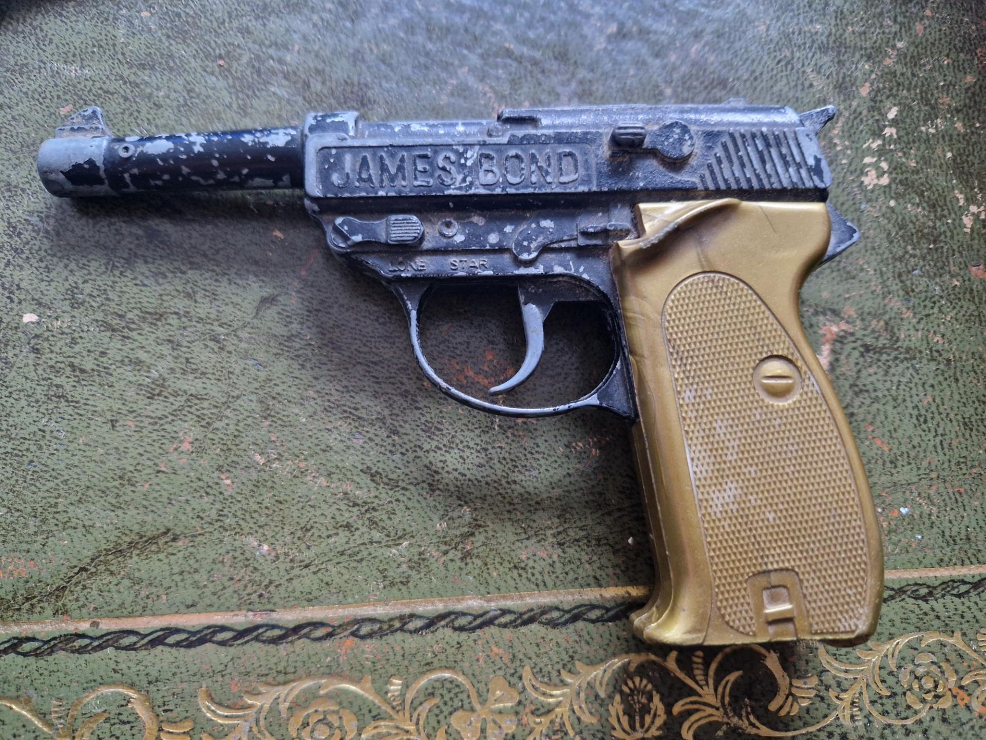 James bond 007 Collectible gun model
