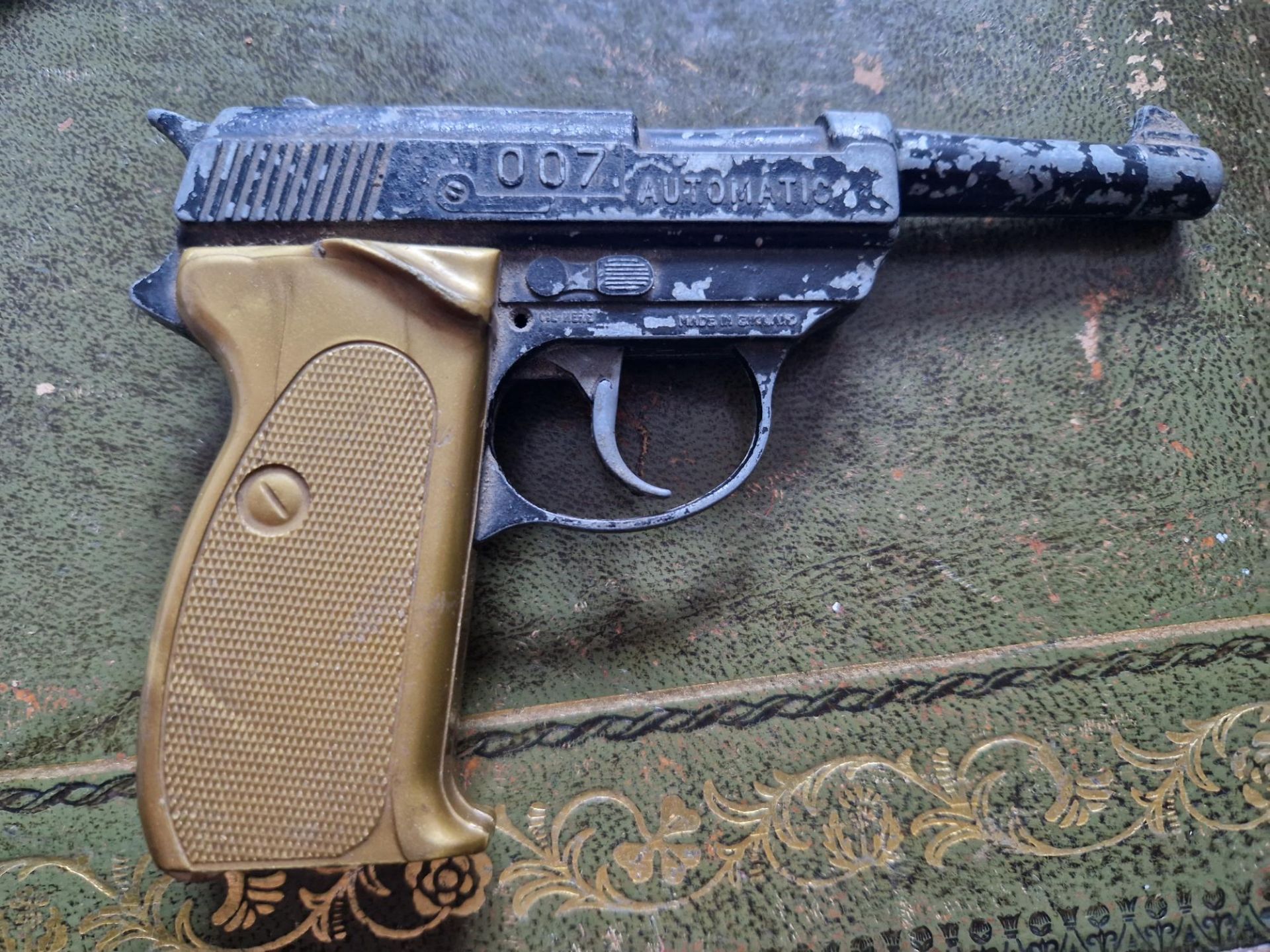 James bond 007 Collectible gun model - Image 2 of 2