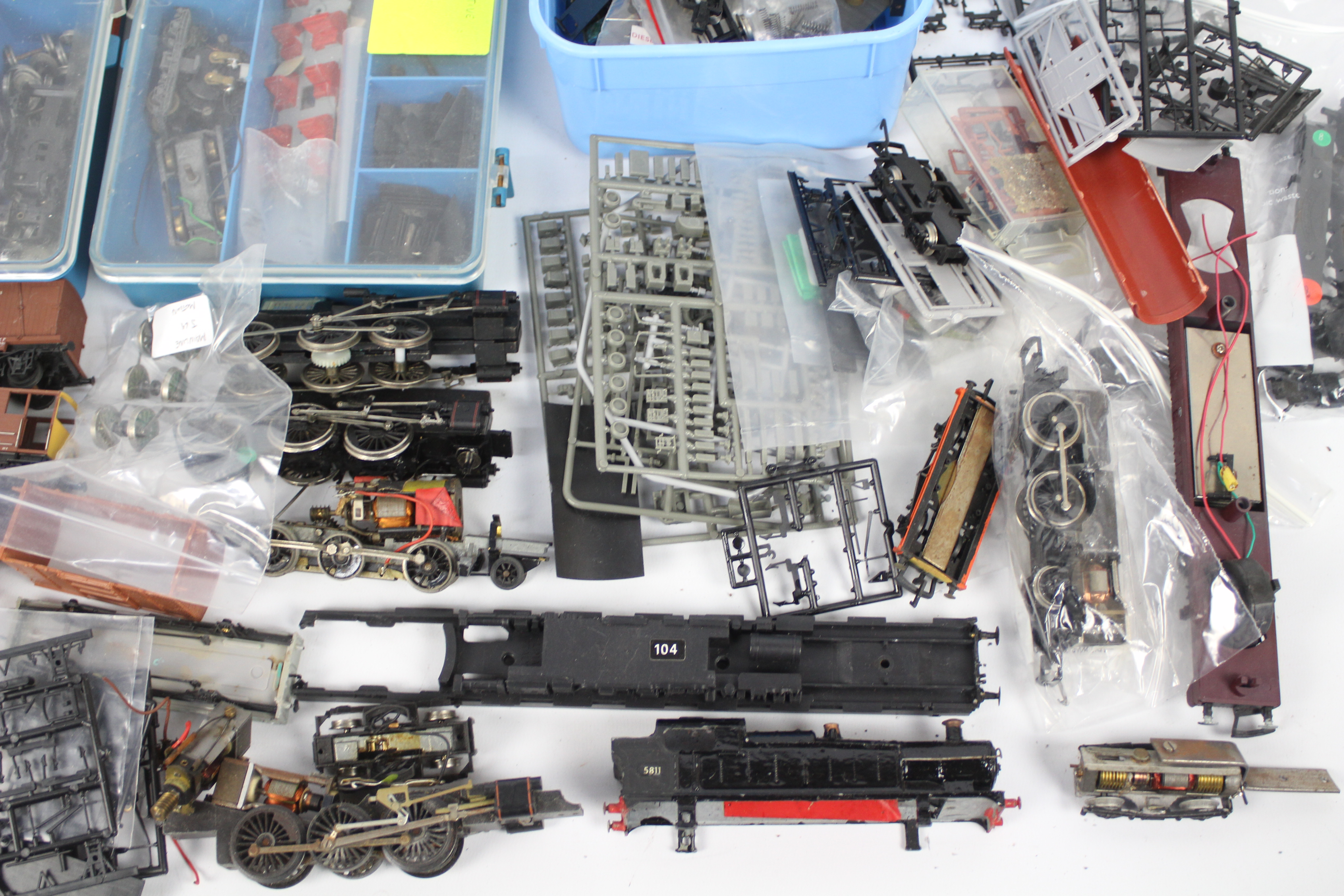 Airfix - Hornby - Bachmann - A large quantity of OO gauge loco and rolling stock used spare parts - Image 4 of 5