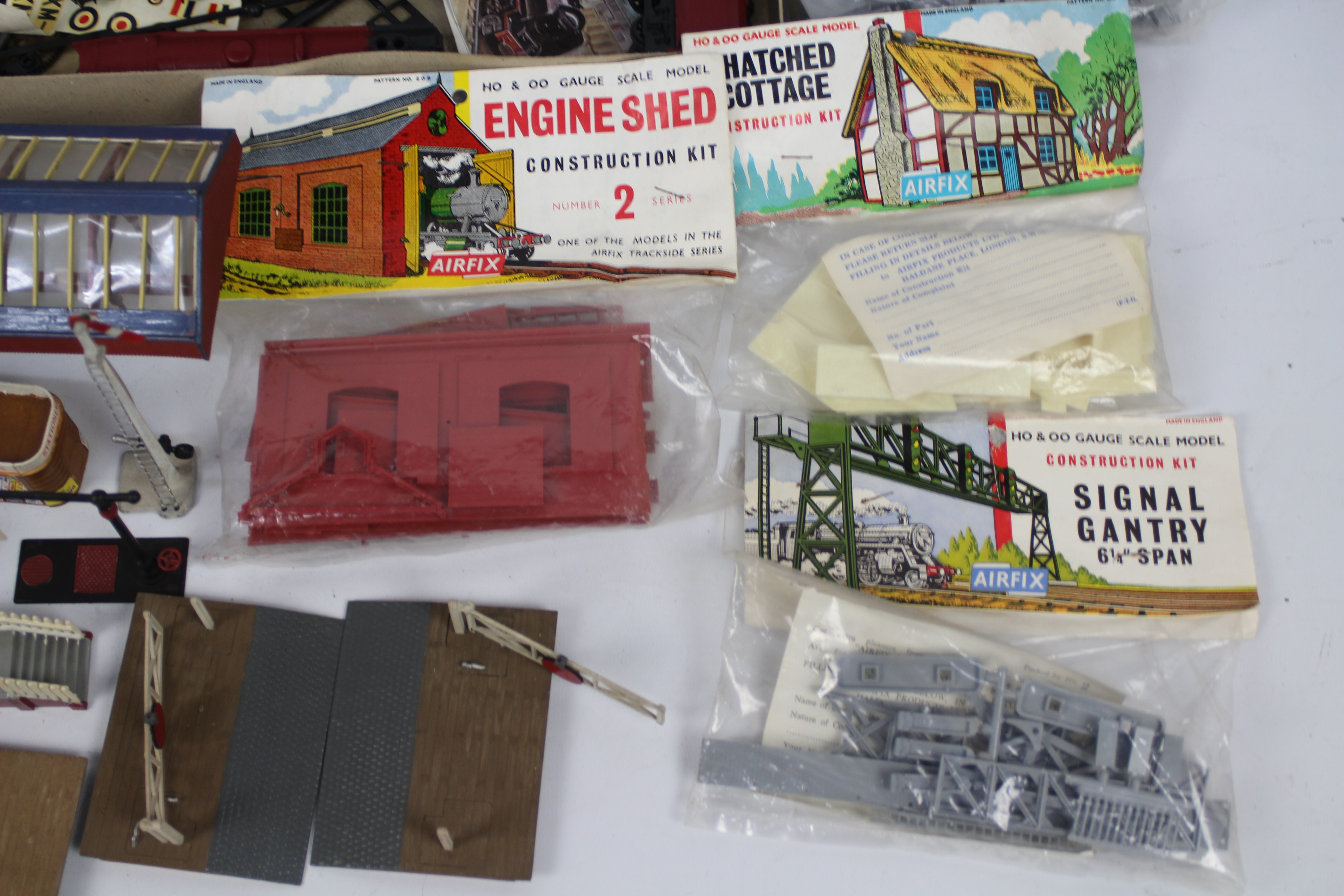 Airfix - A collection of railway associated model kits including 6 x unopened building kits, - Image 5 of 6