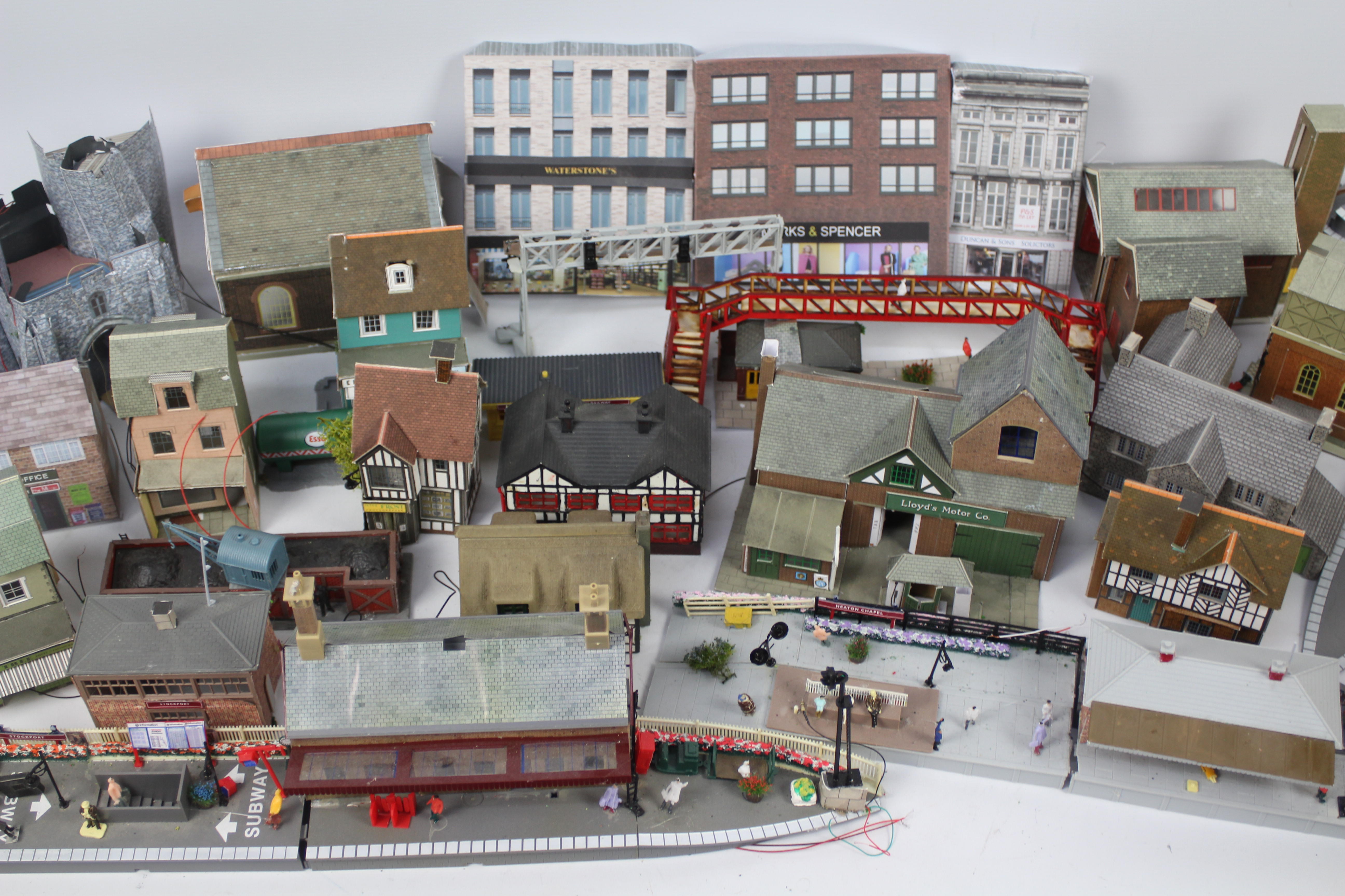 Airfix - Metcalfe - A quantity of OO gauge railway buildings, some plastic, - Image 4 of 4