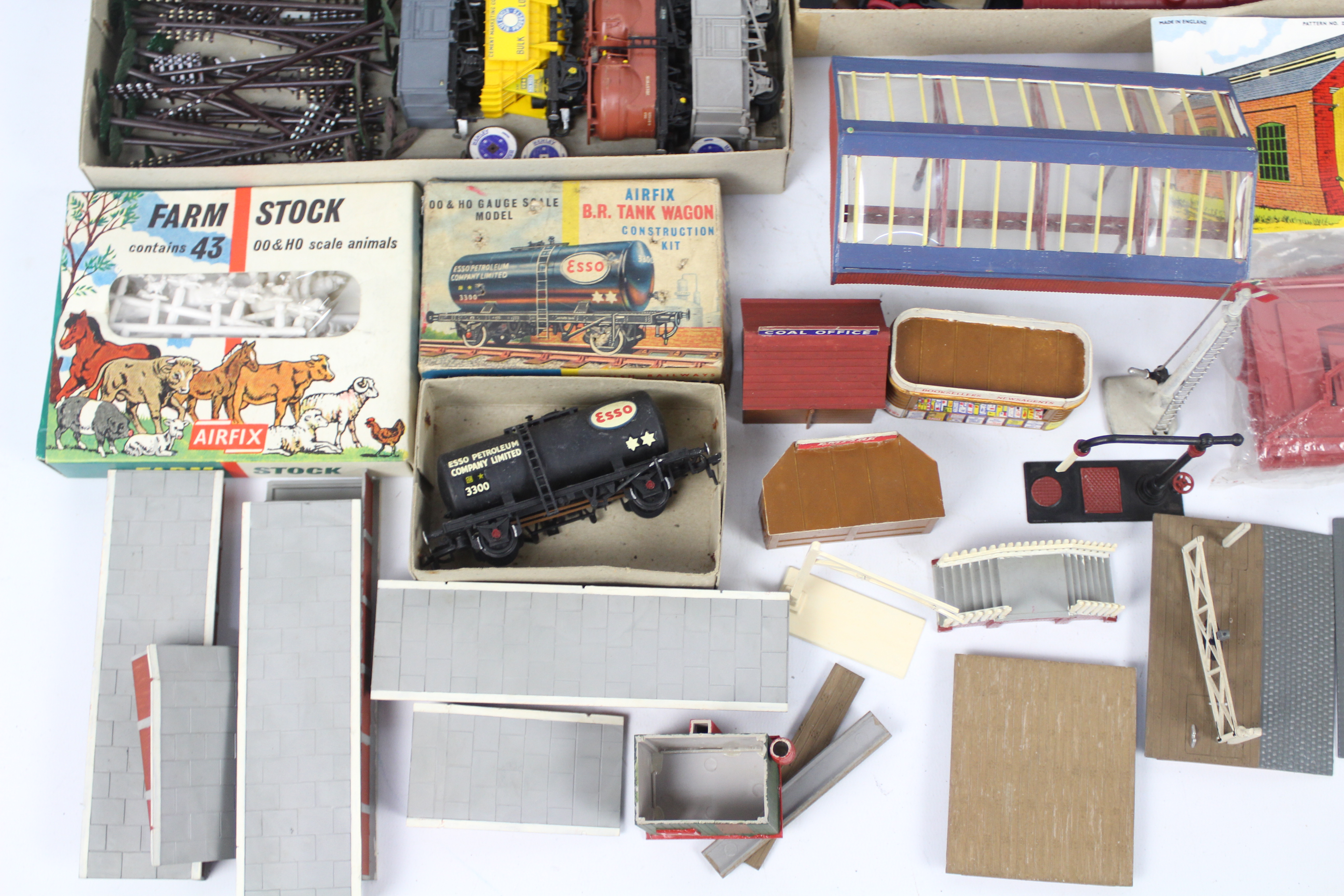 Airfix - A collection of railway associated model kits including 6 x unopened building kits, - Image 2 of 6