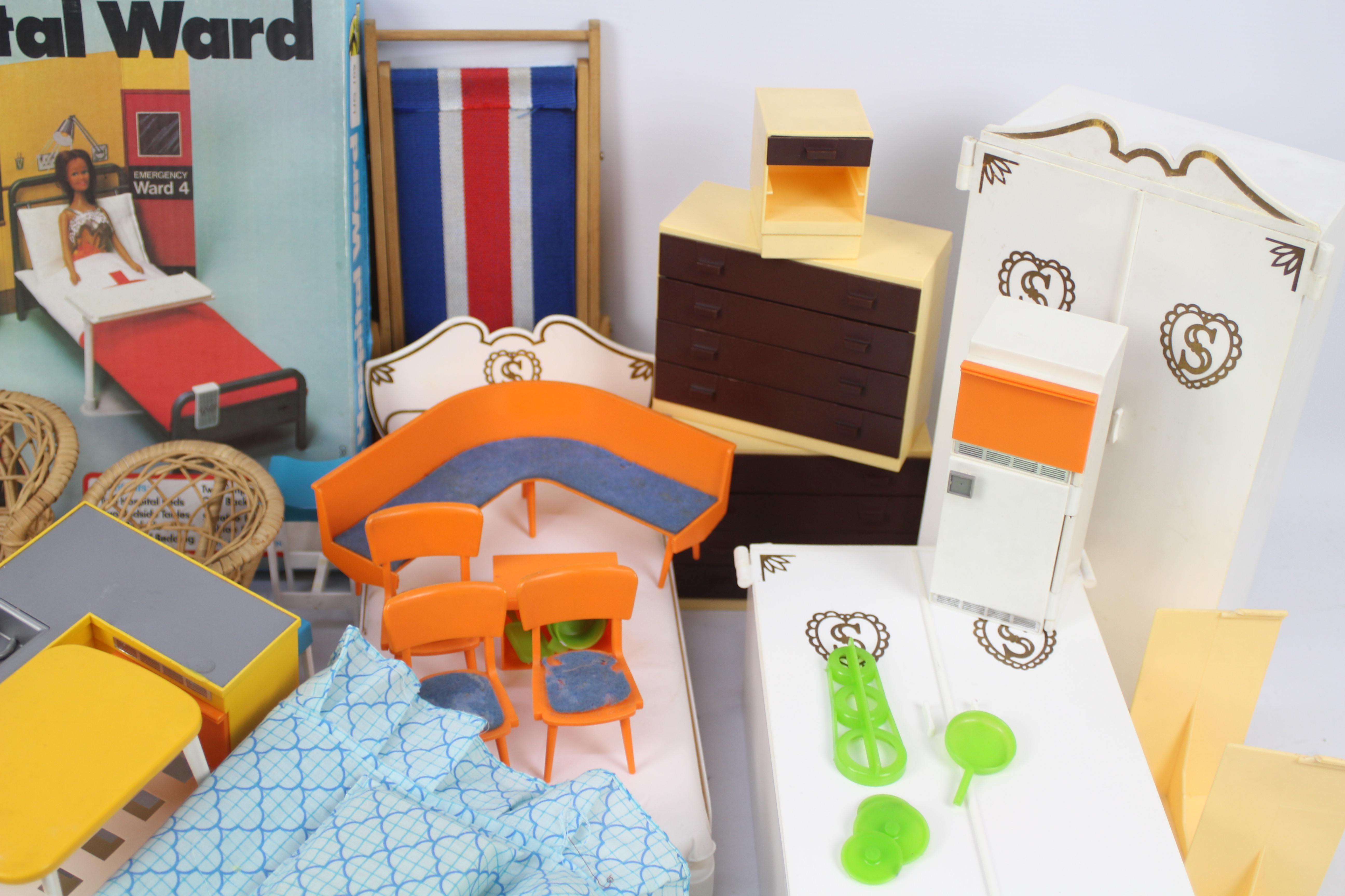 Sindy - A selection of loose Vintage, Pedigree Sindy Accessories: Hospital Ward, Beds, Drawers, - Image 5 of 5