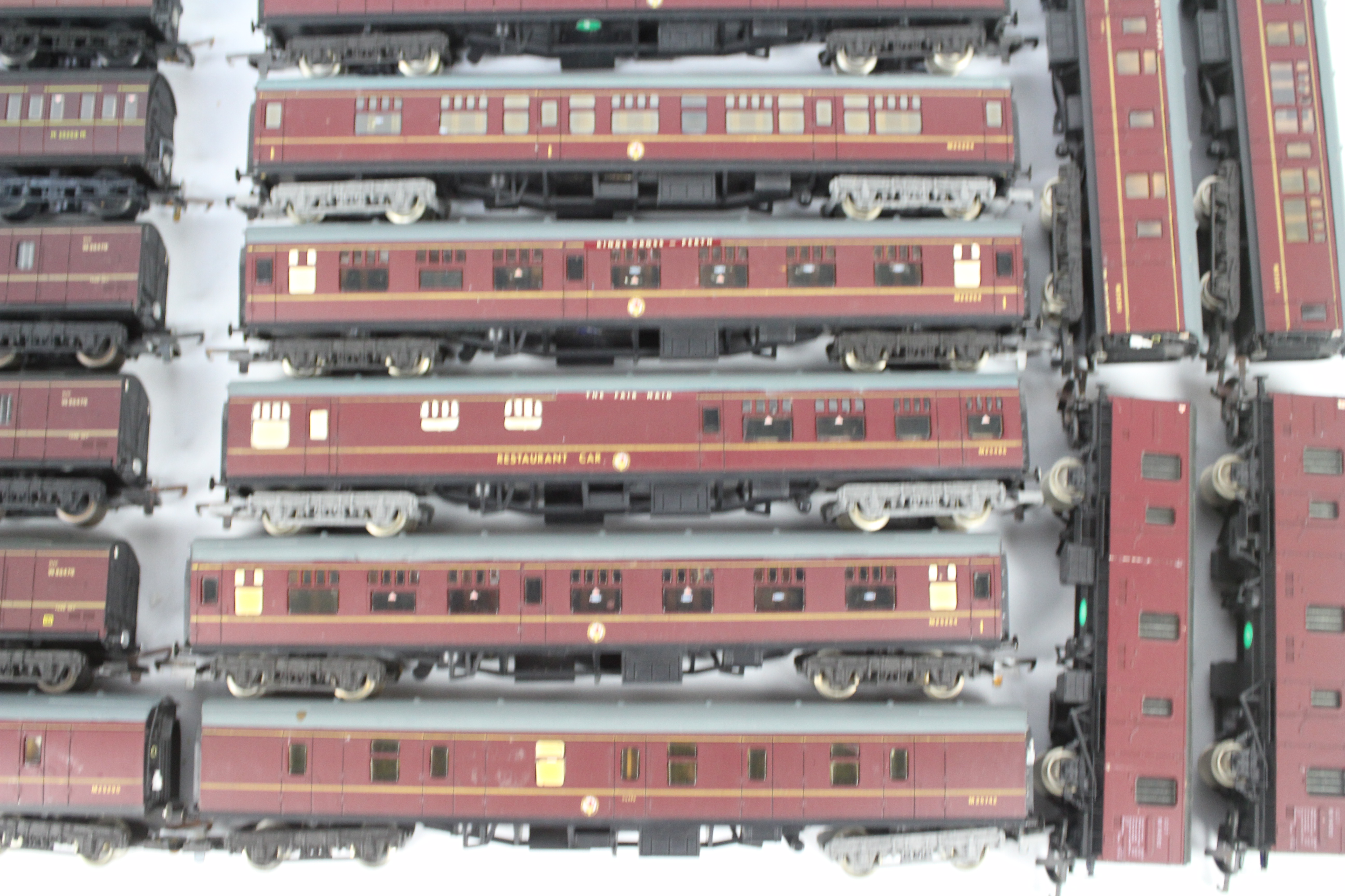 Lima - A collection of 25 x unboxed OO gauge coaches in BR maroon livery. - Image 3 of 3