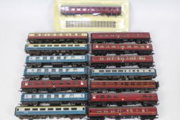 Hornby - Triang - Airfix, - Others - A rake of 15 predominately unboxed OO gauge passengers coaches.